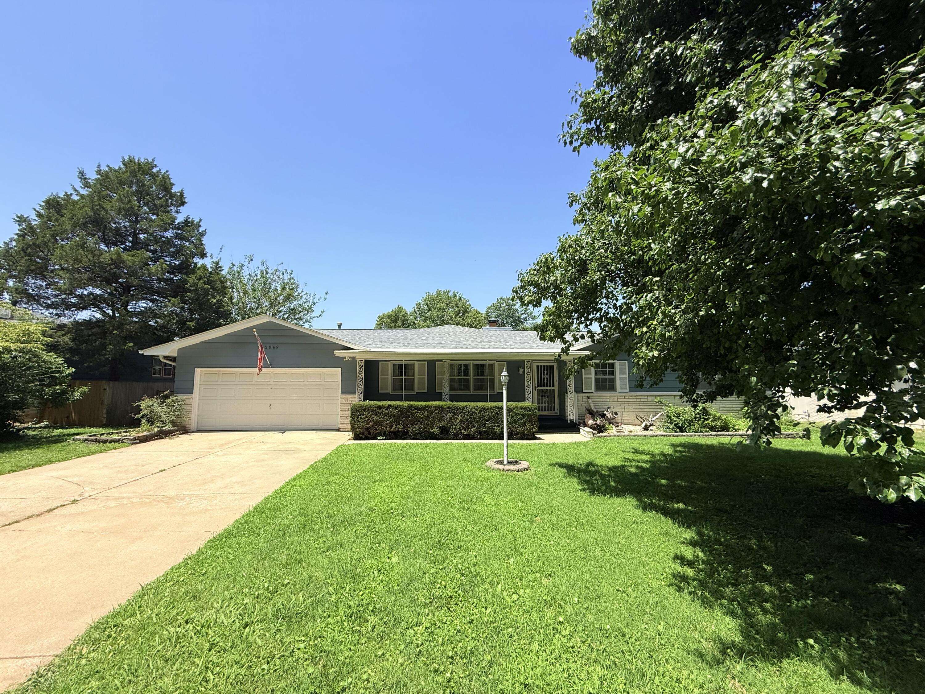 2049 S Brighton DR, Springfield, MO 65804