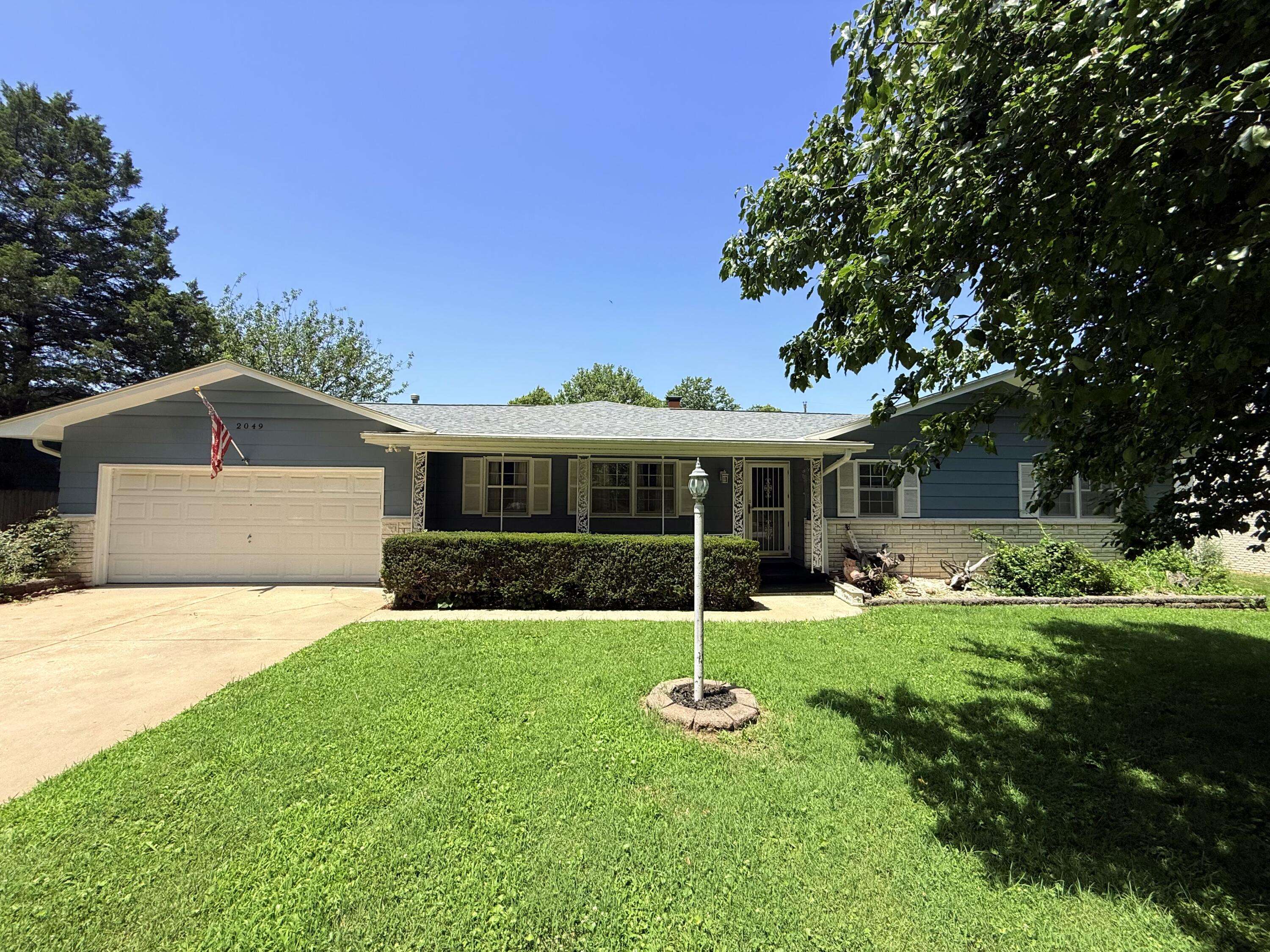 2049 S Brighton DR, Springfield, MO 65804