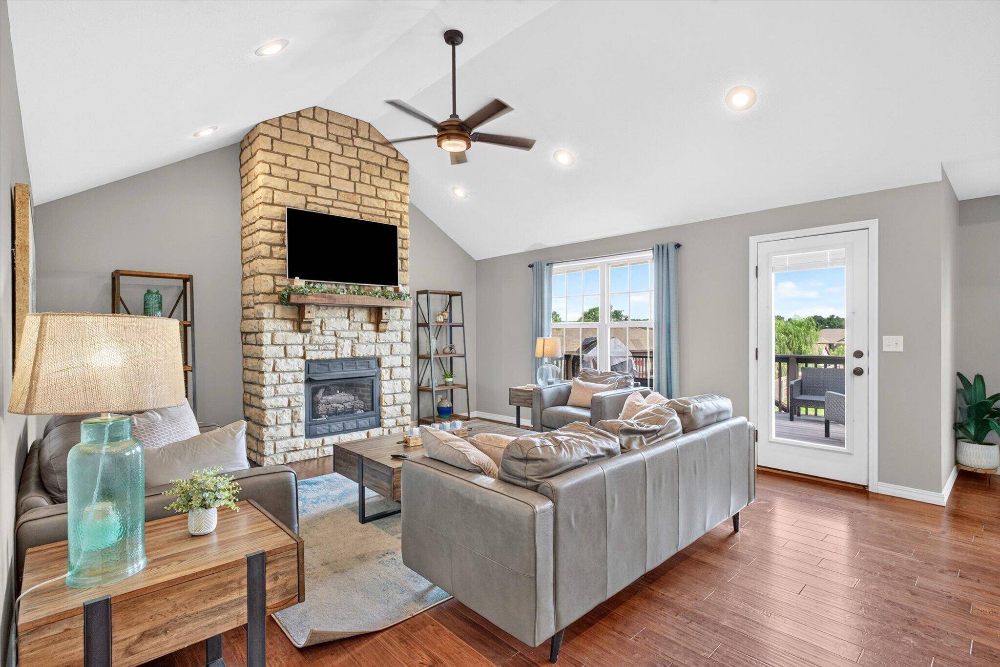 1007 E Highview DR, Ozark, MO 65721