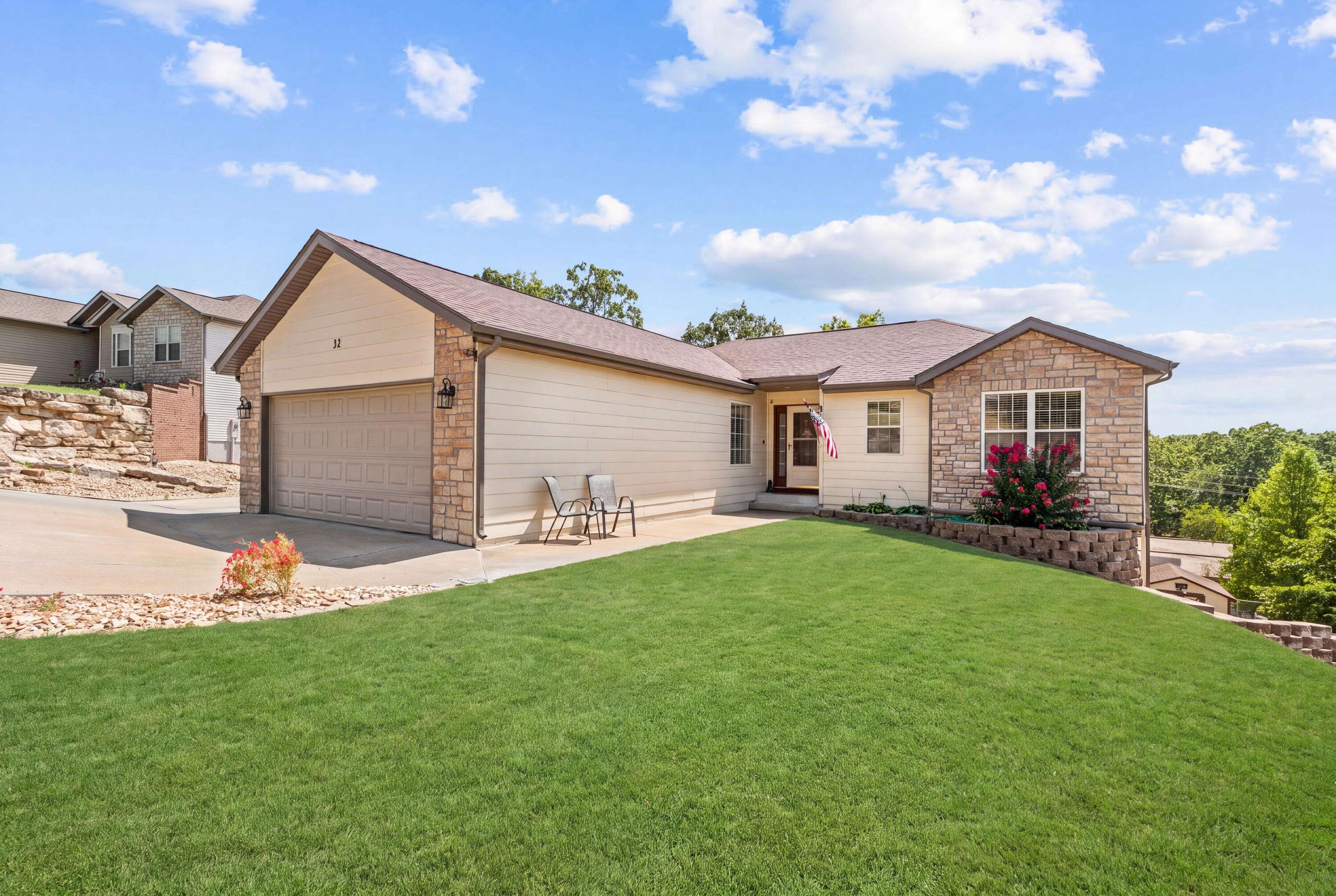 32 Homewood LN, Kimberling City, MO 65686