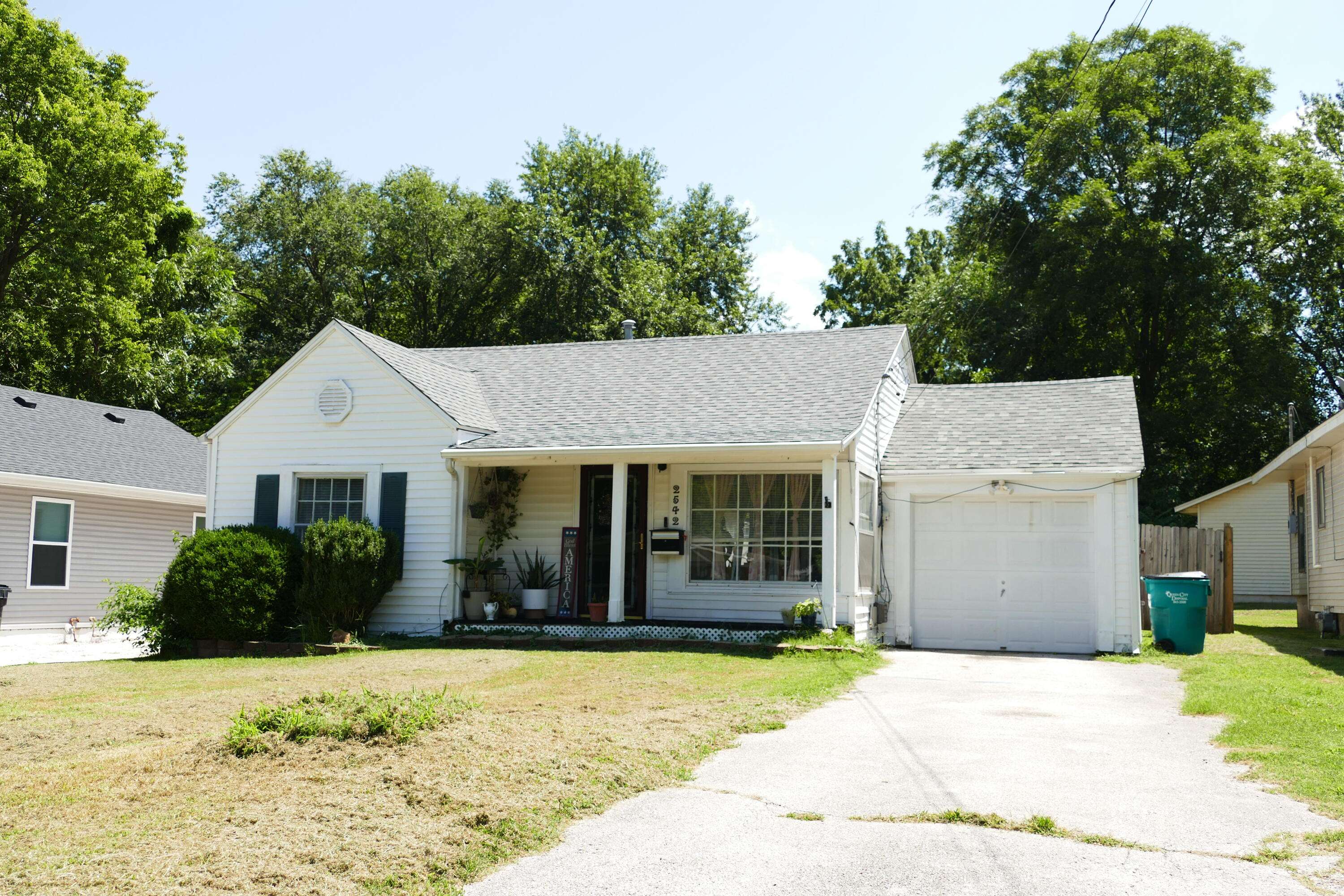 2542 N Kellett AVE, Springfield, MO 65803