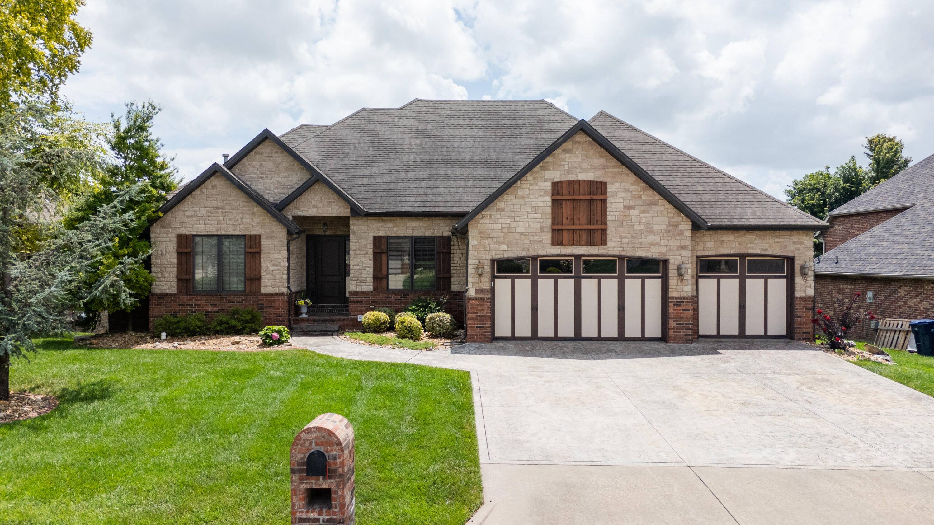 2818 E Cherrybark ST, Springfield, MO 65804