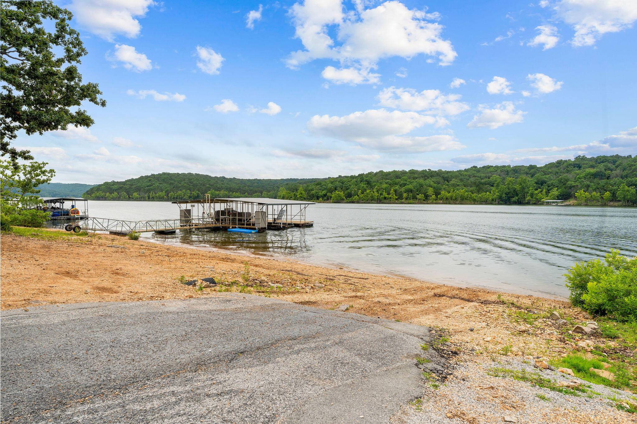 70 Lincoln LN, Lampe, MO 65681