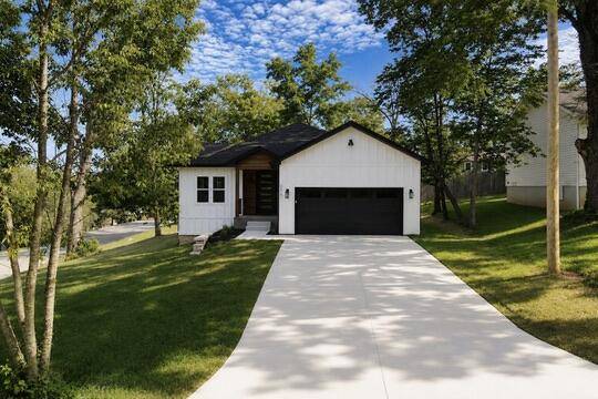 206 S 8th AVE, Ozark, MO 65721