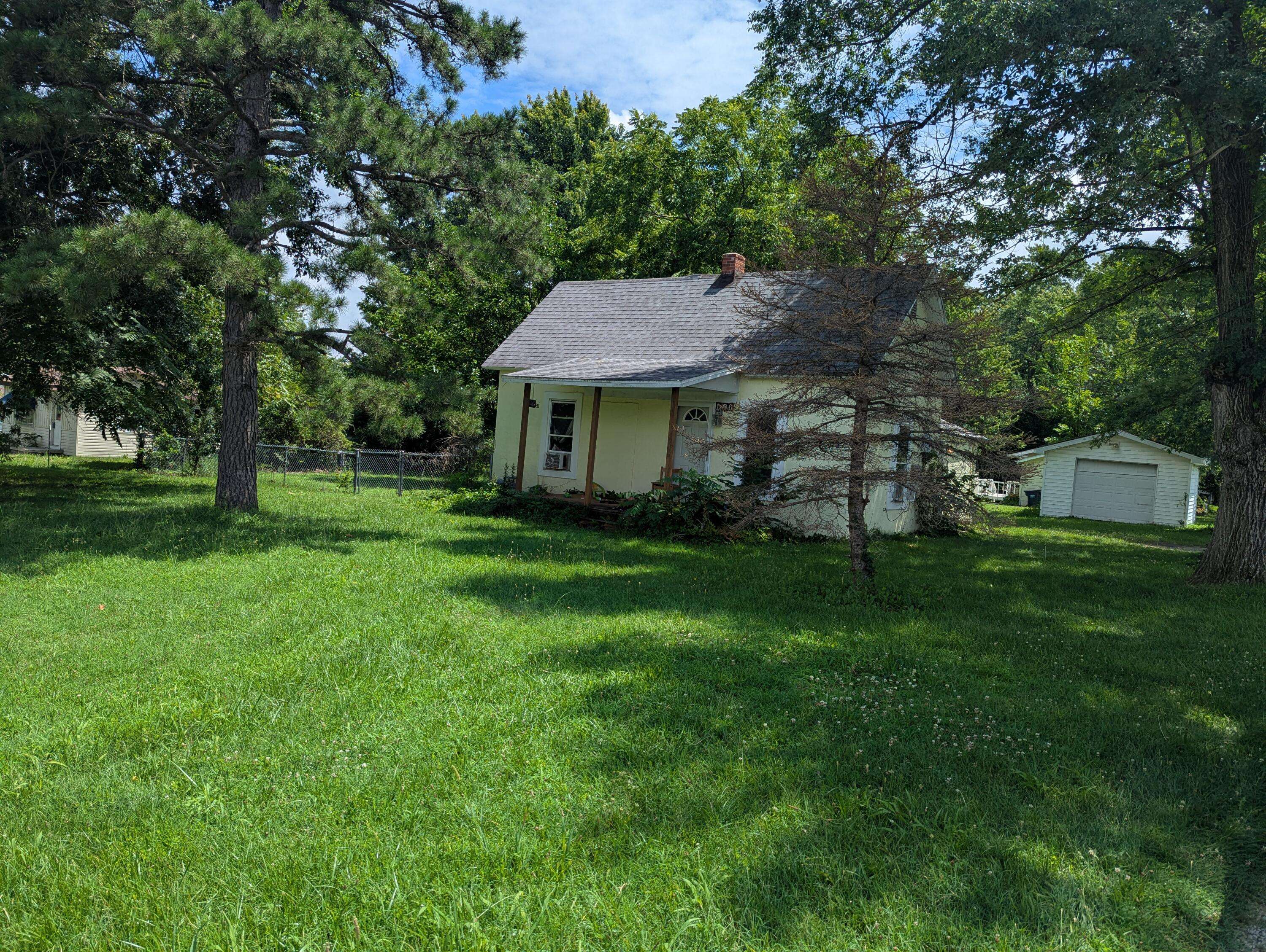 536 S Walnut ST, Marshfield, MO 65706