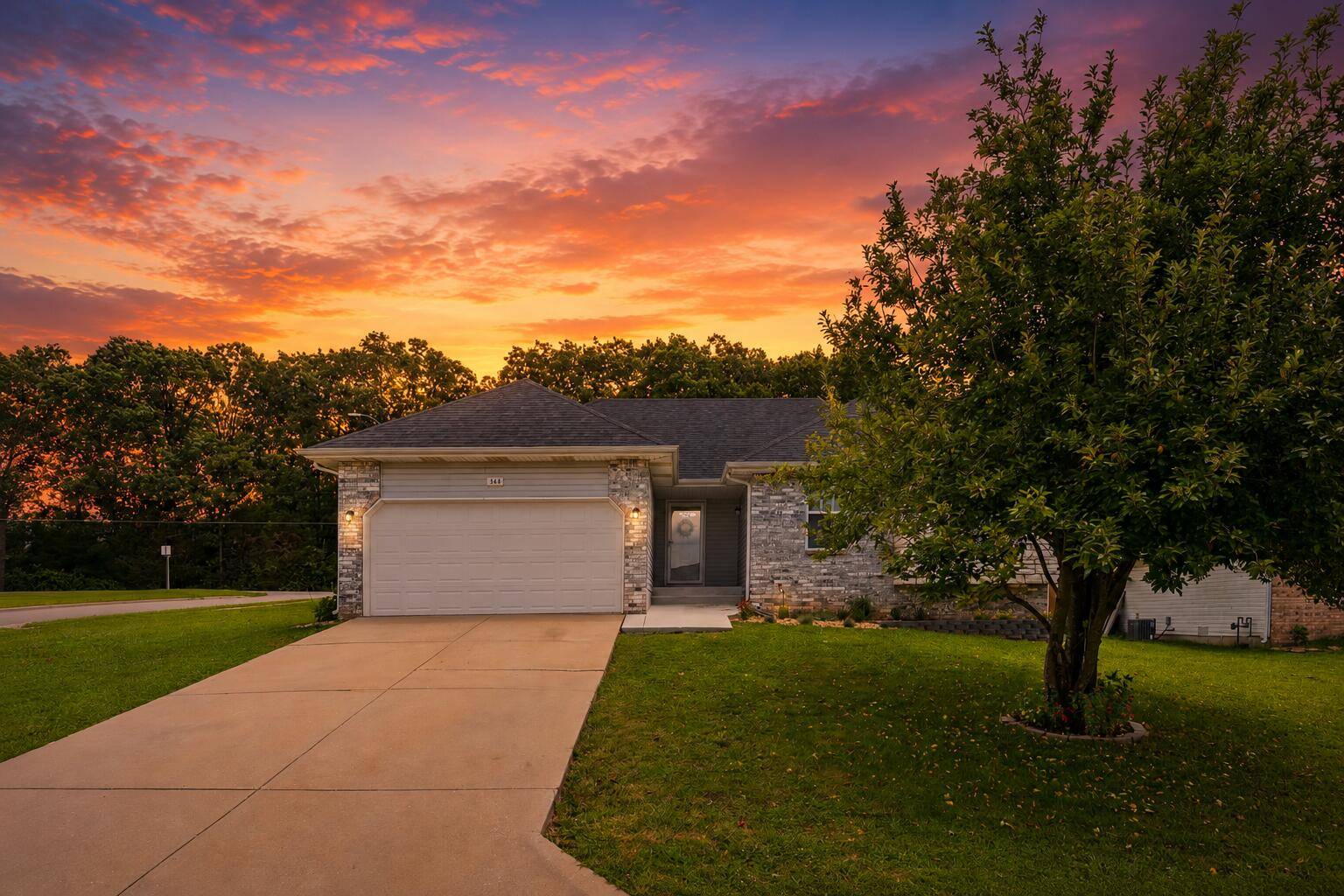 968 S Redwood ST, Nixa, MO 65714