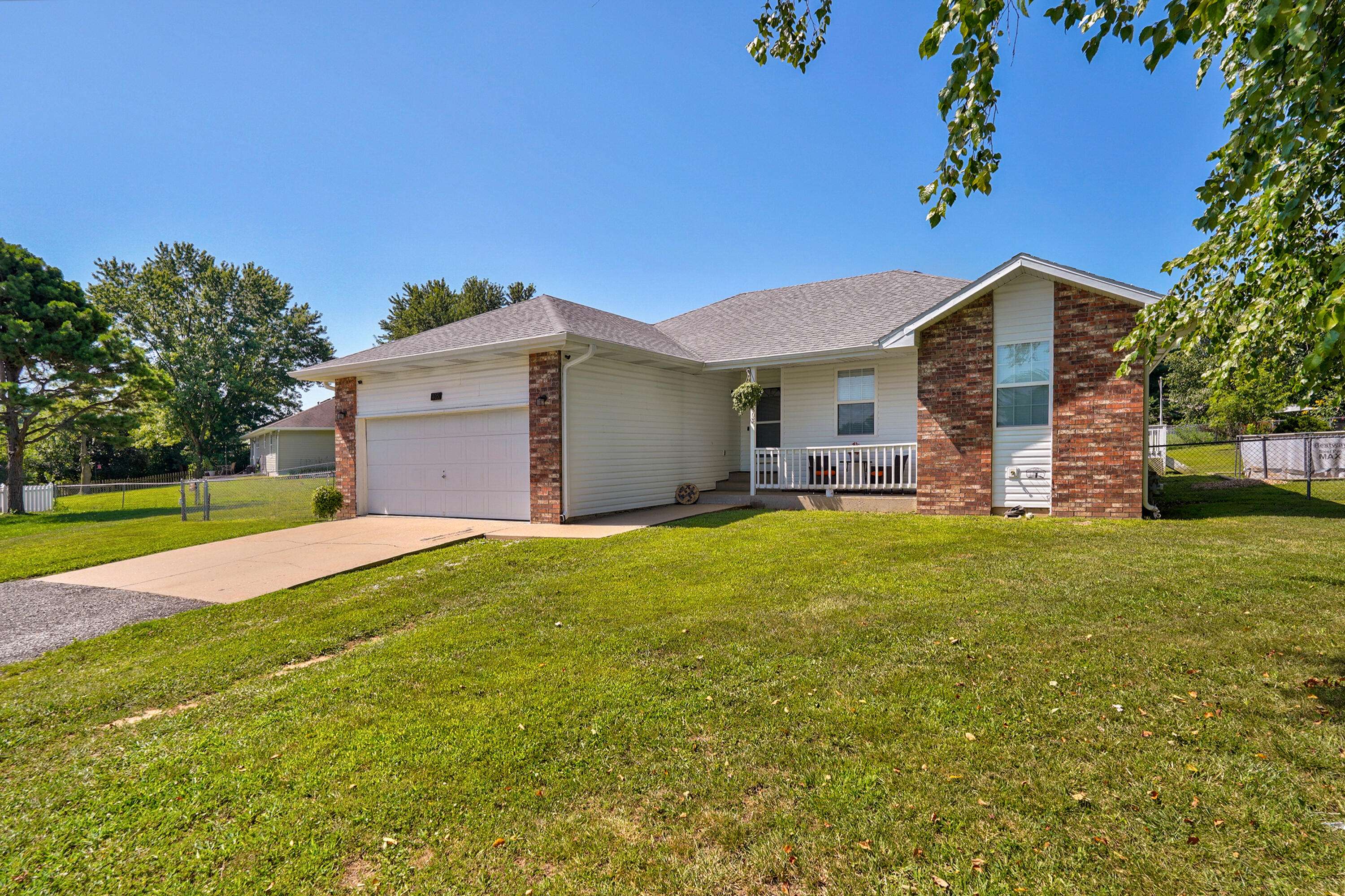 405 Lynn DR, Clever, MO 65631