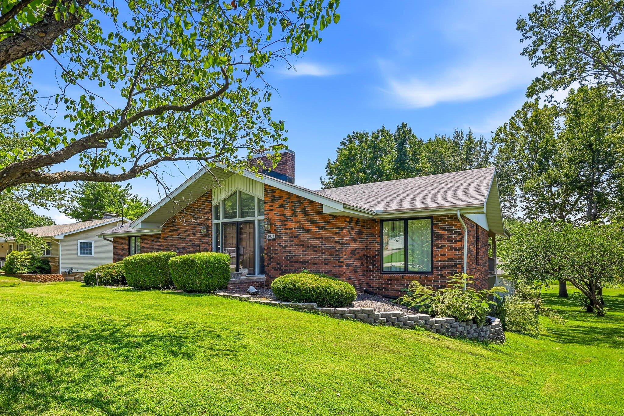 1050 E Camorene ST, Springfield, MO 65803