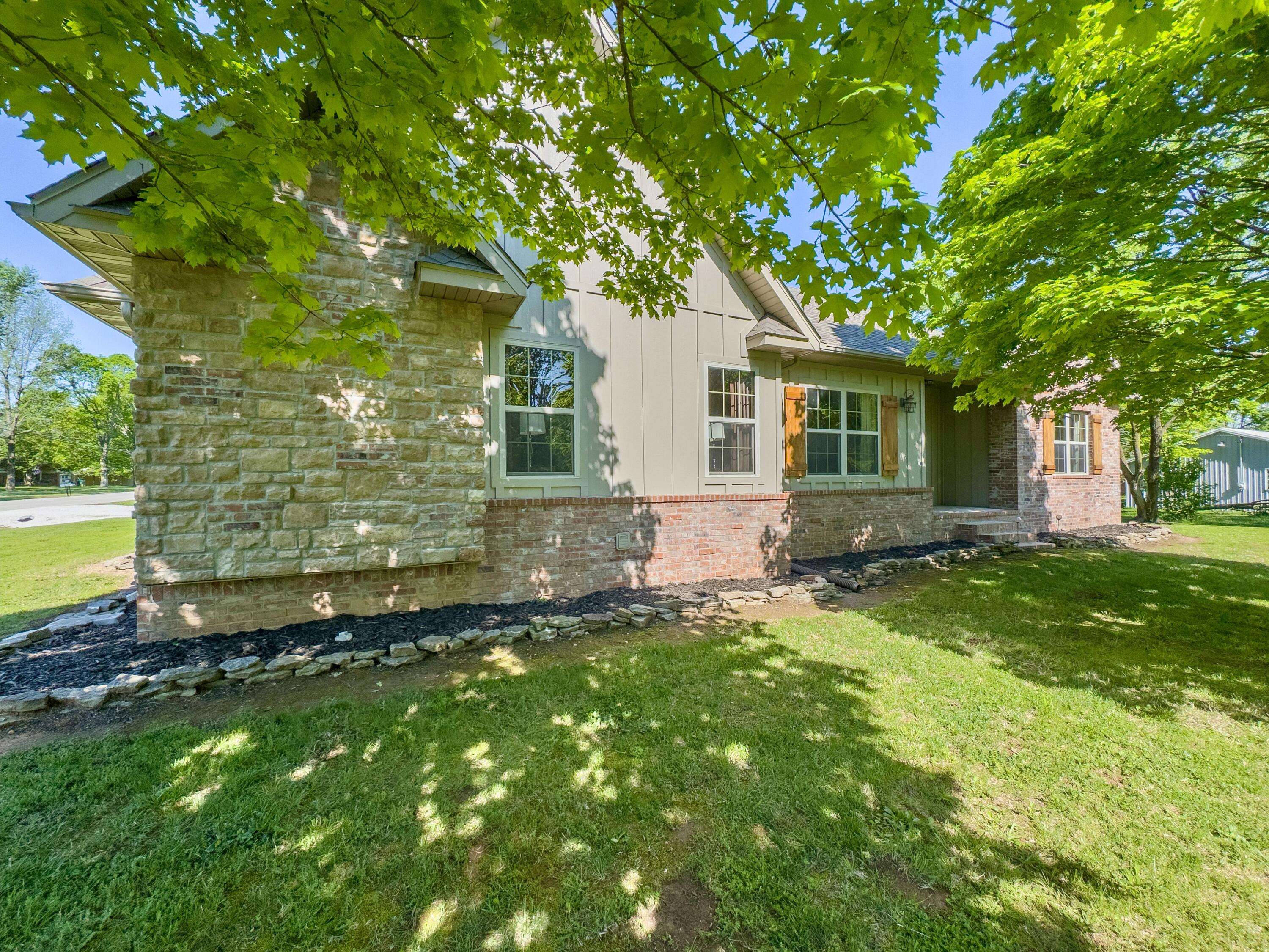 555 E Farm Road 84, Springfield, MO 65803