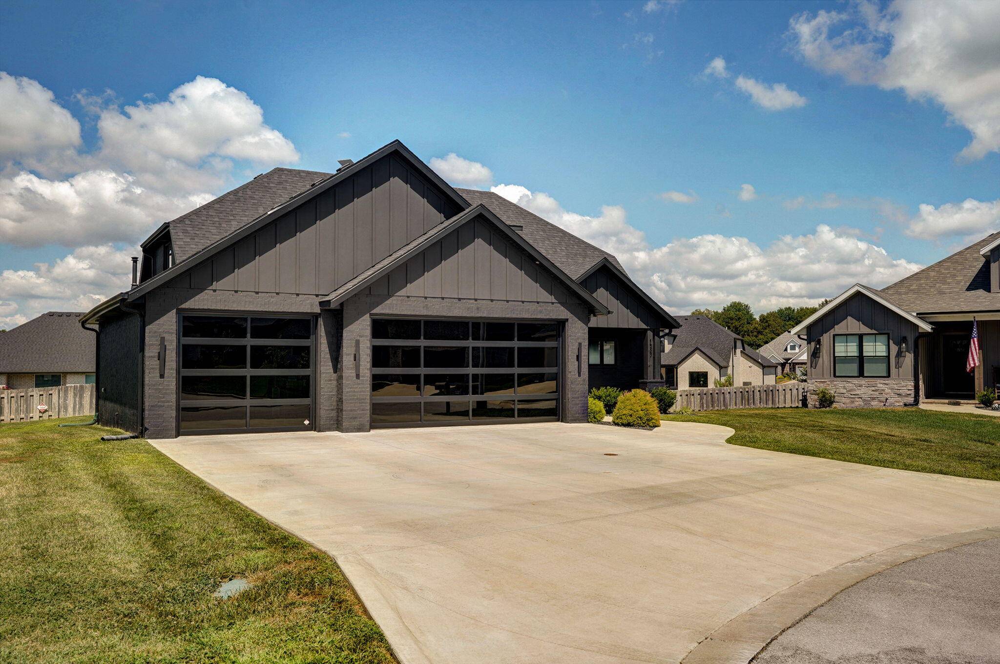 1527 N Edgemont CIR, Springfield, MO 65802