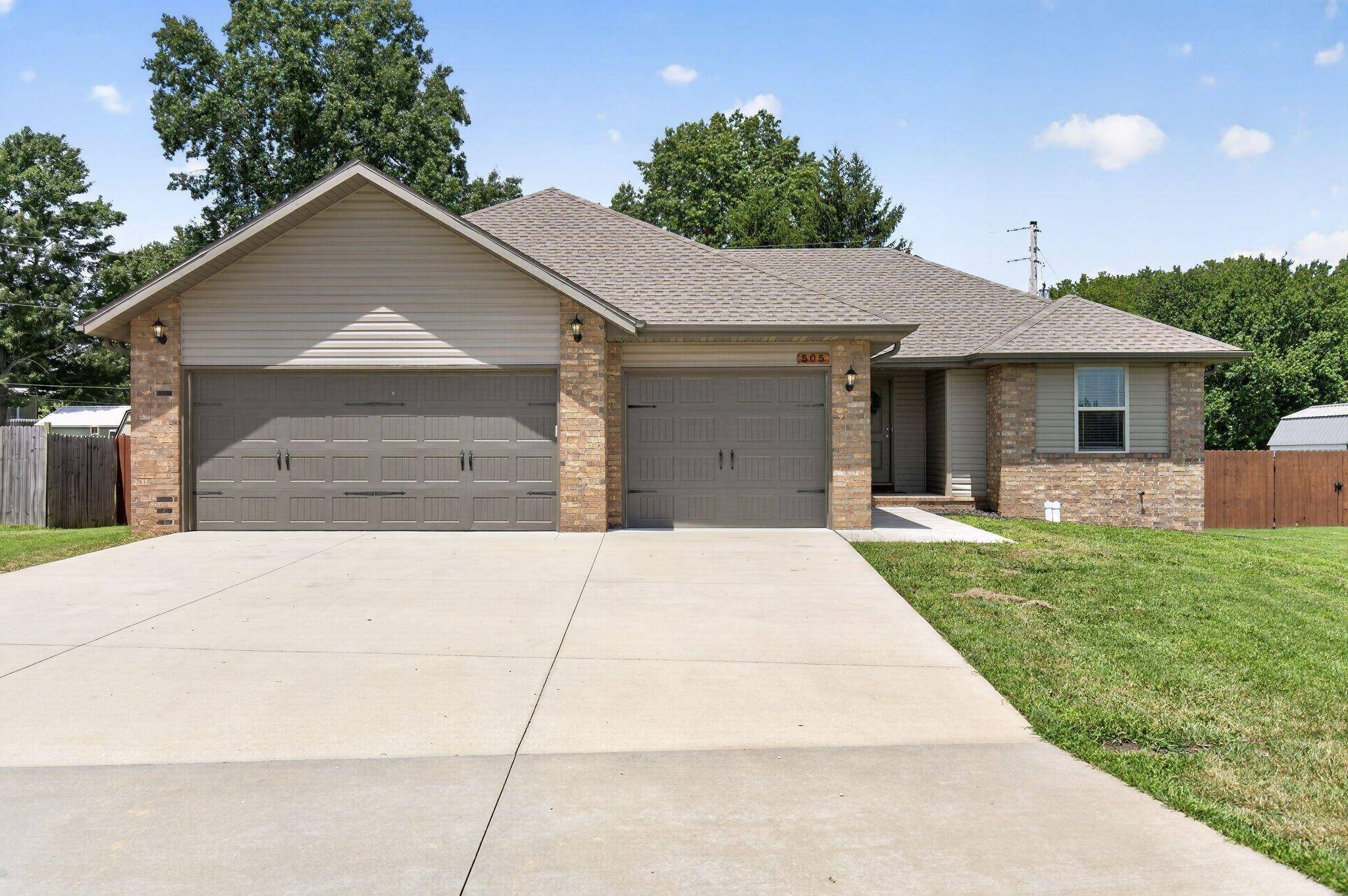 505 S Forest LN, Republic, MO 65738