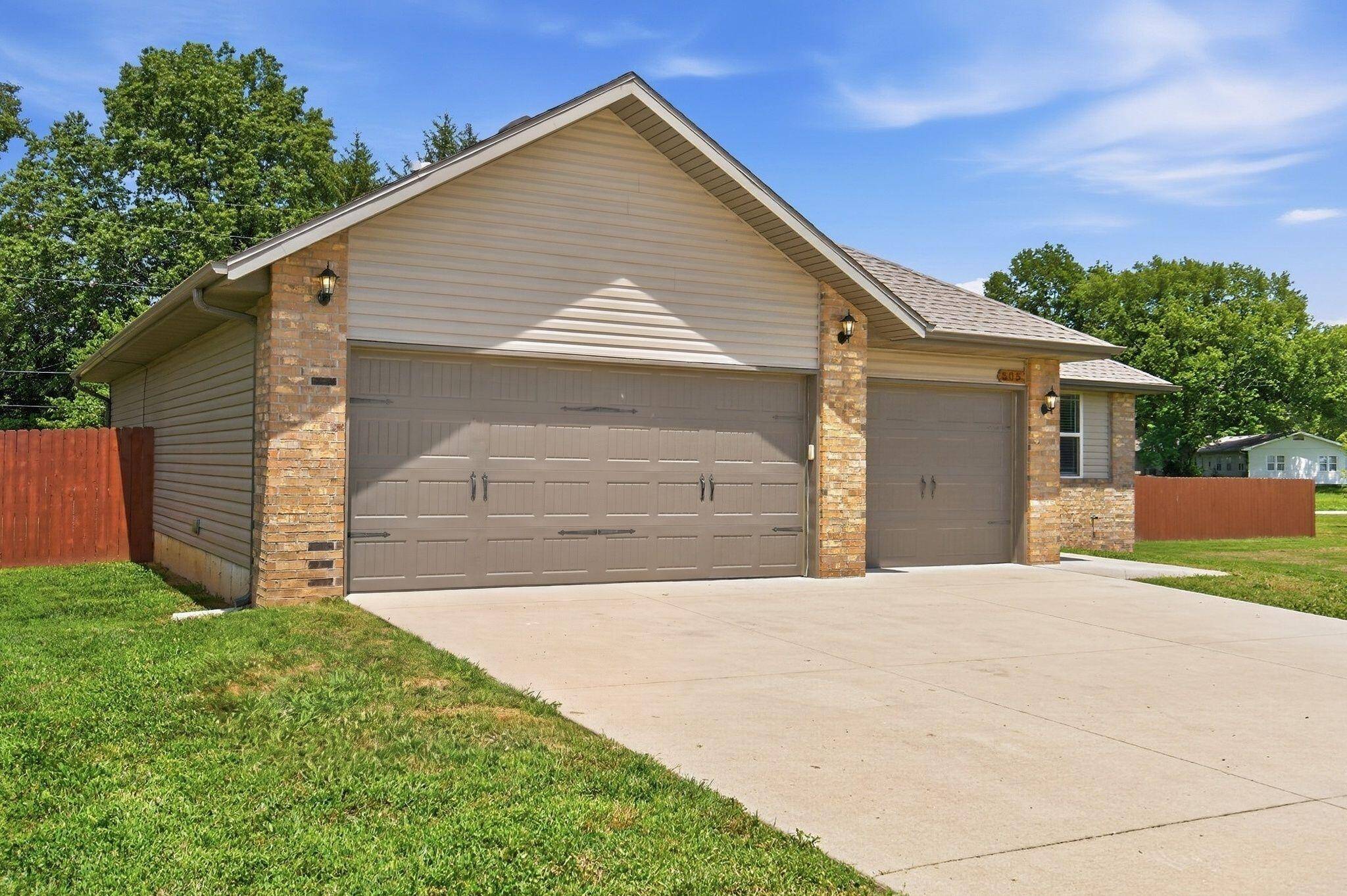 505 S Forest LN, Republic, MO 65738