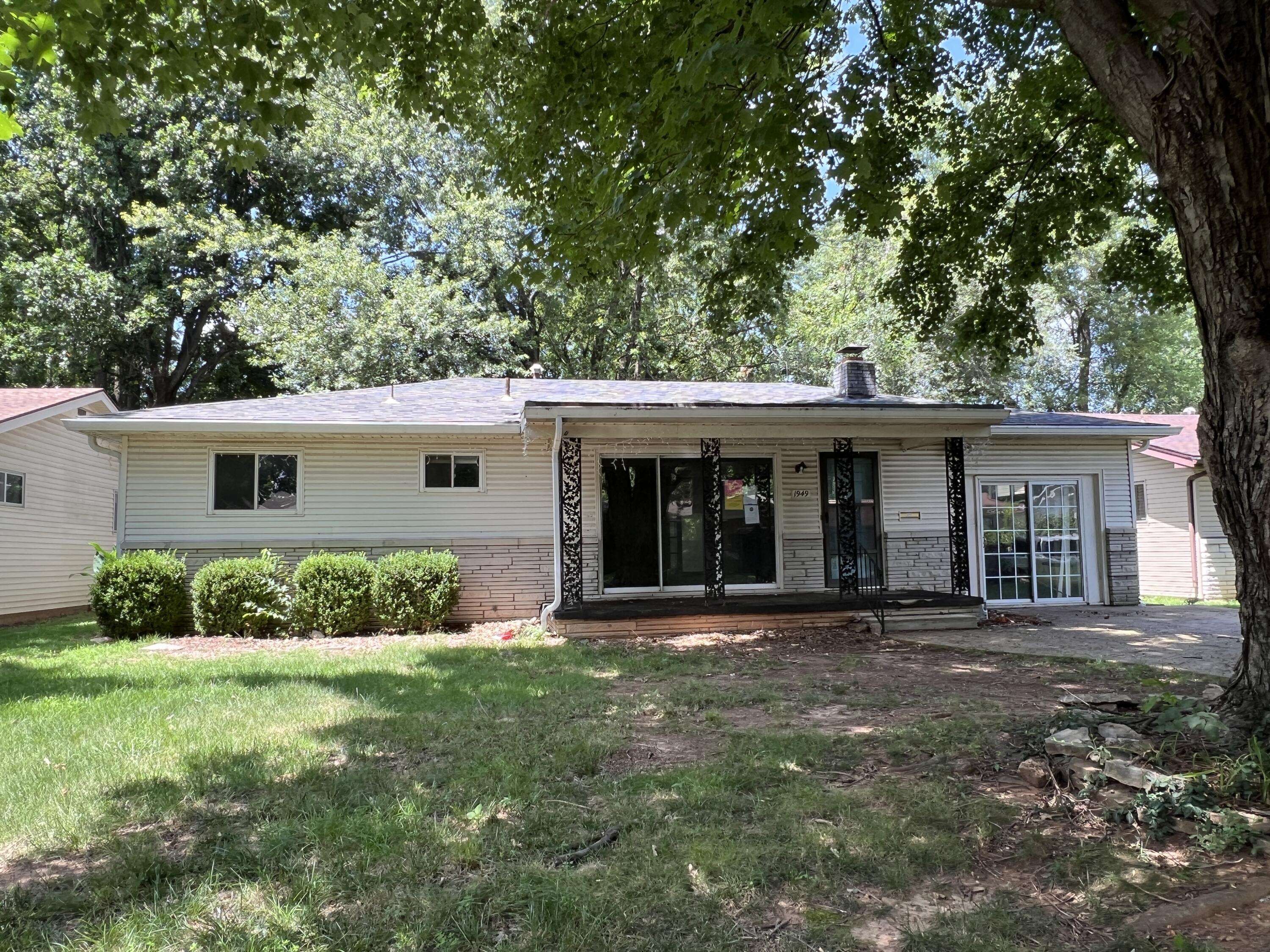 1949 S Broadway AVE, Springfield, MO 65807