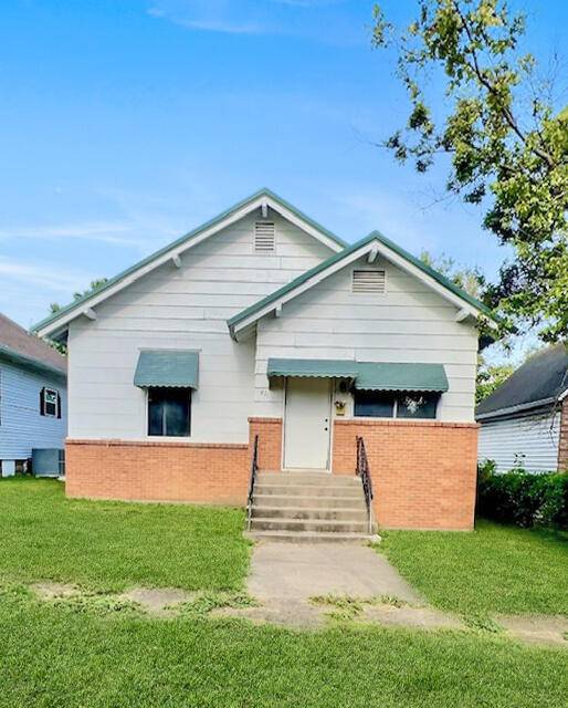 611 8th ST, Monett, MO 65708