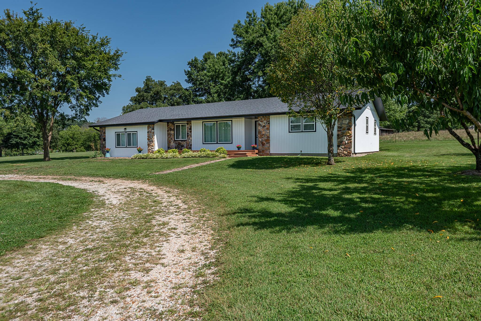 1905 E Webb RD, Ozark, MO 65721