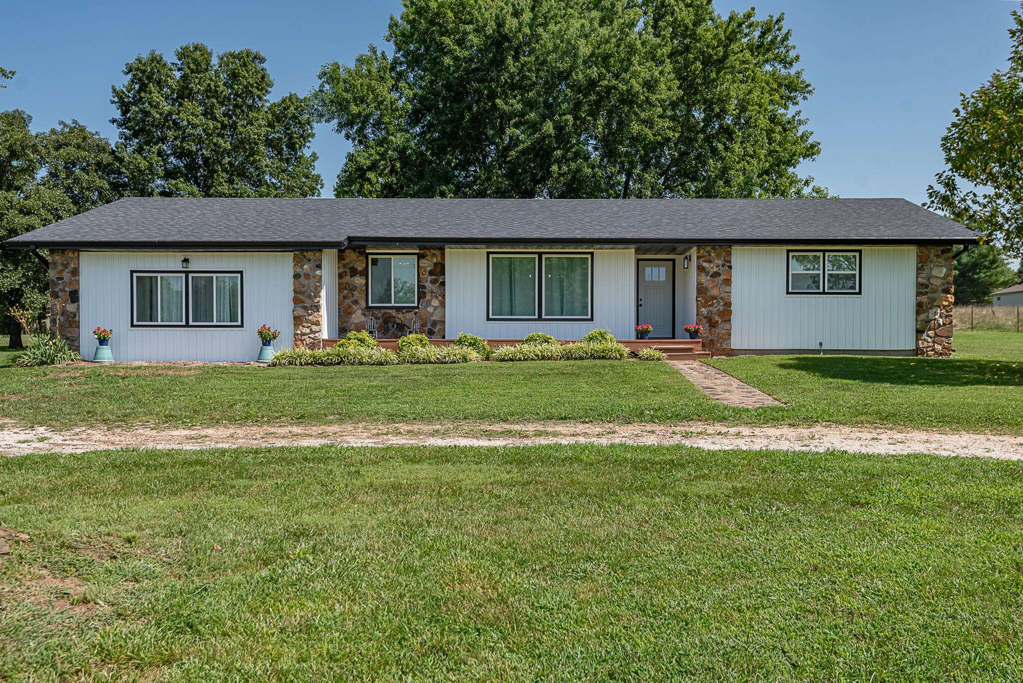 1905 E Webb RD, Ozark, MO 65721