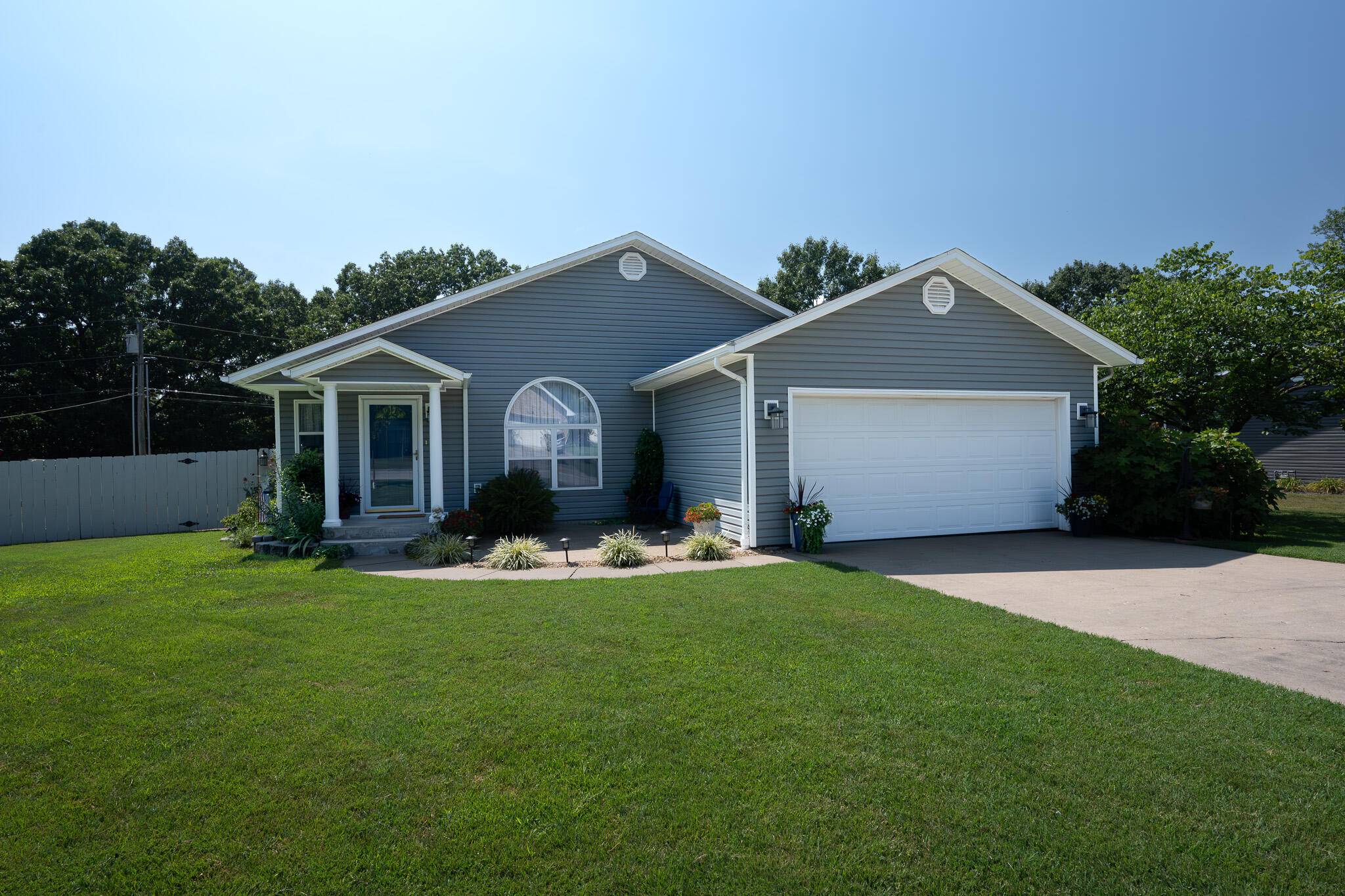 806 Oak Hill DR, Mt Vernon, MO 65712