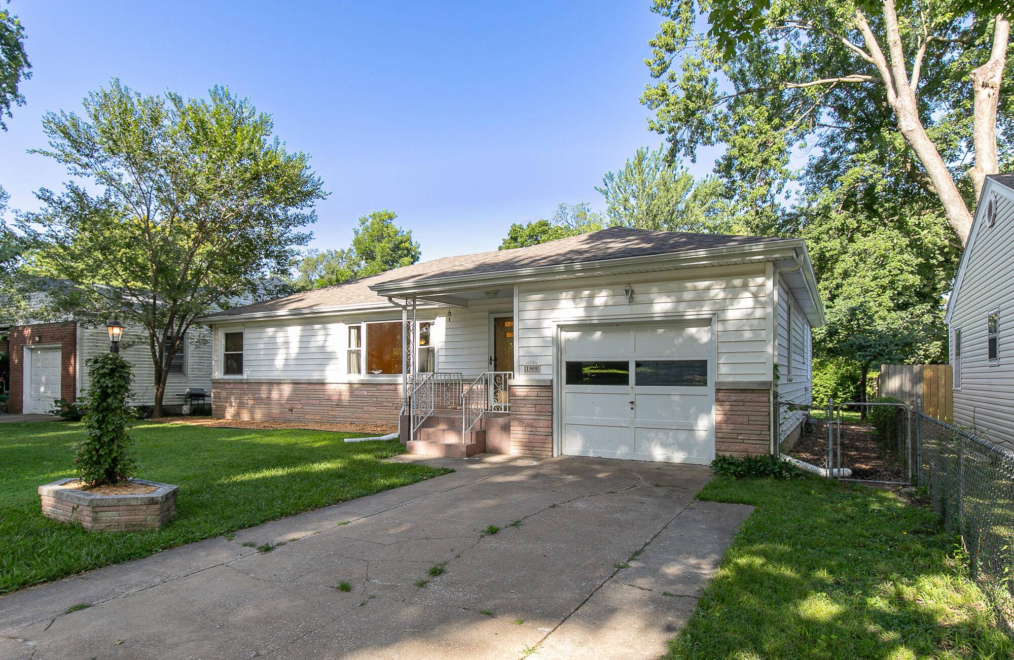 1909 S Pickwick AVE, Springfield, MO 65804