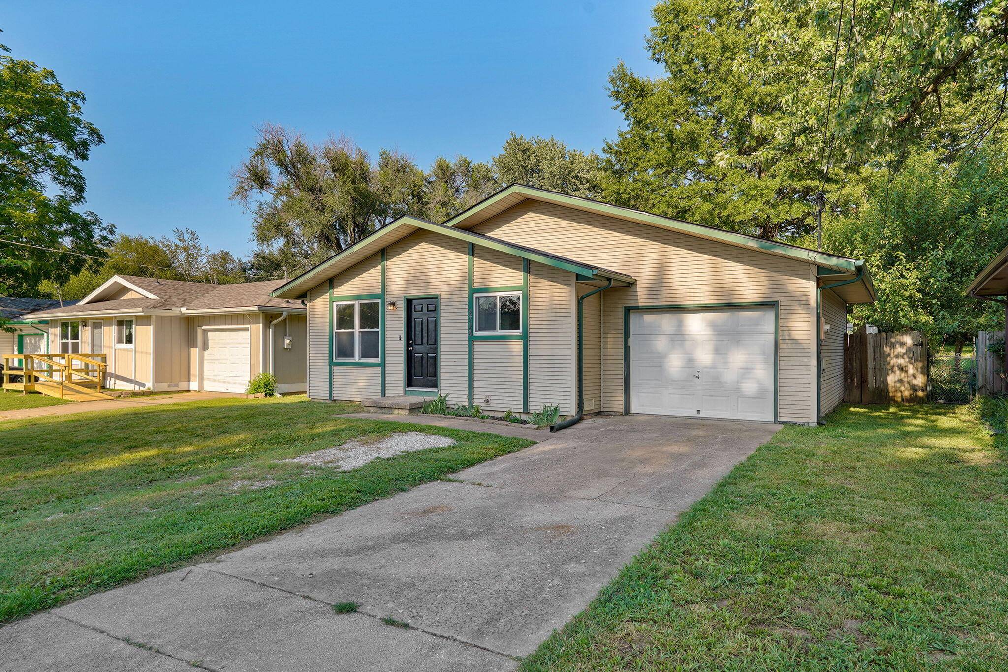 2728 N Summit AVE, Springfield, MO 65803