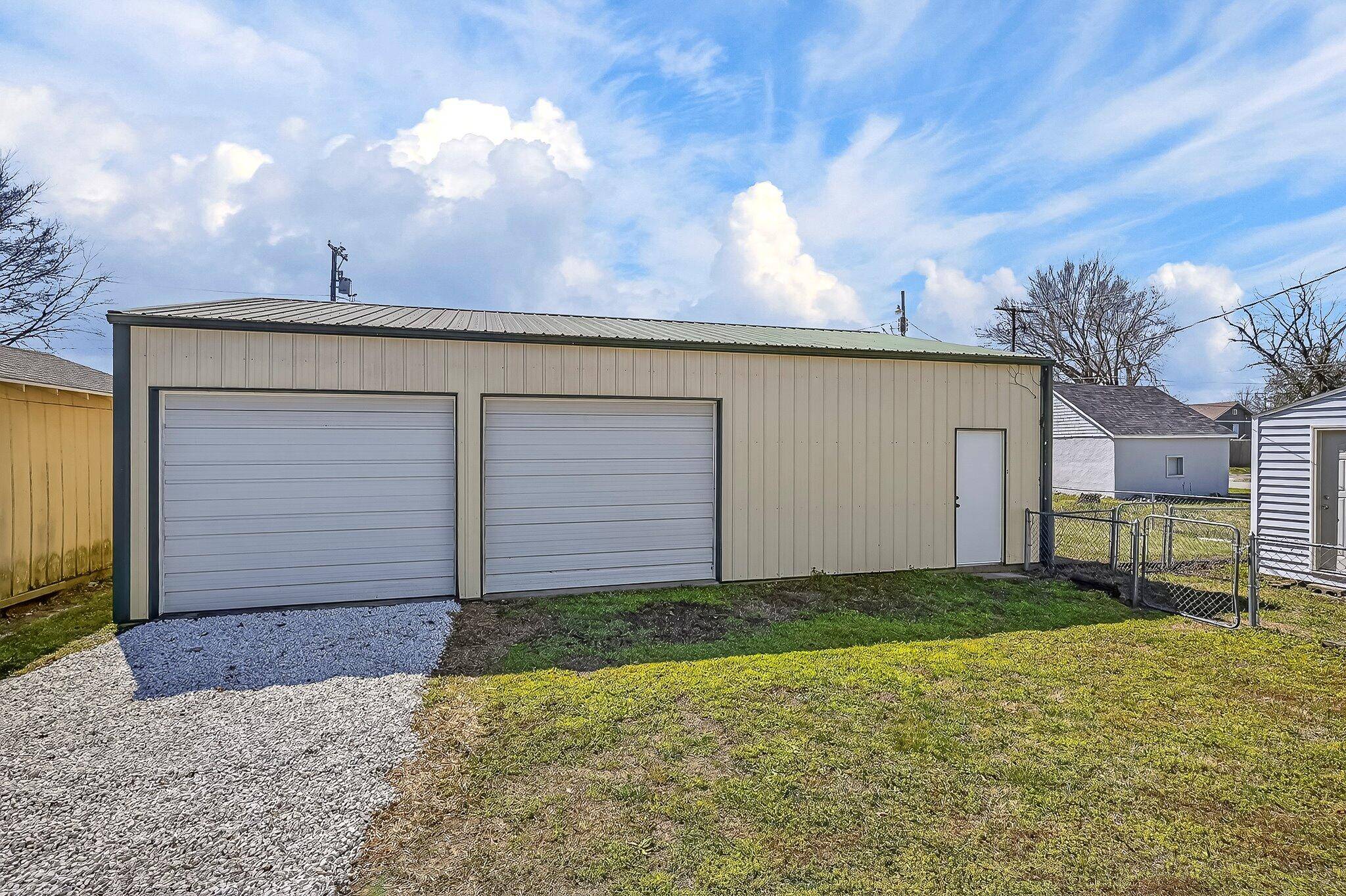 134 W College ST, Aurora, MO 65605