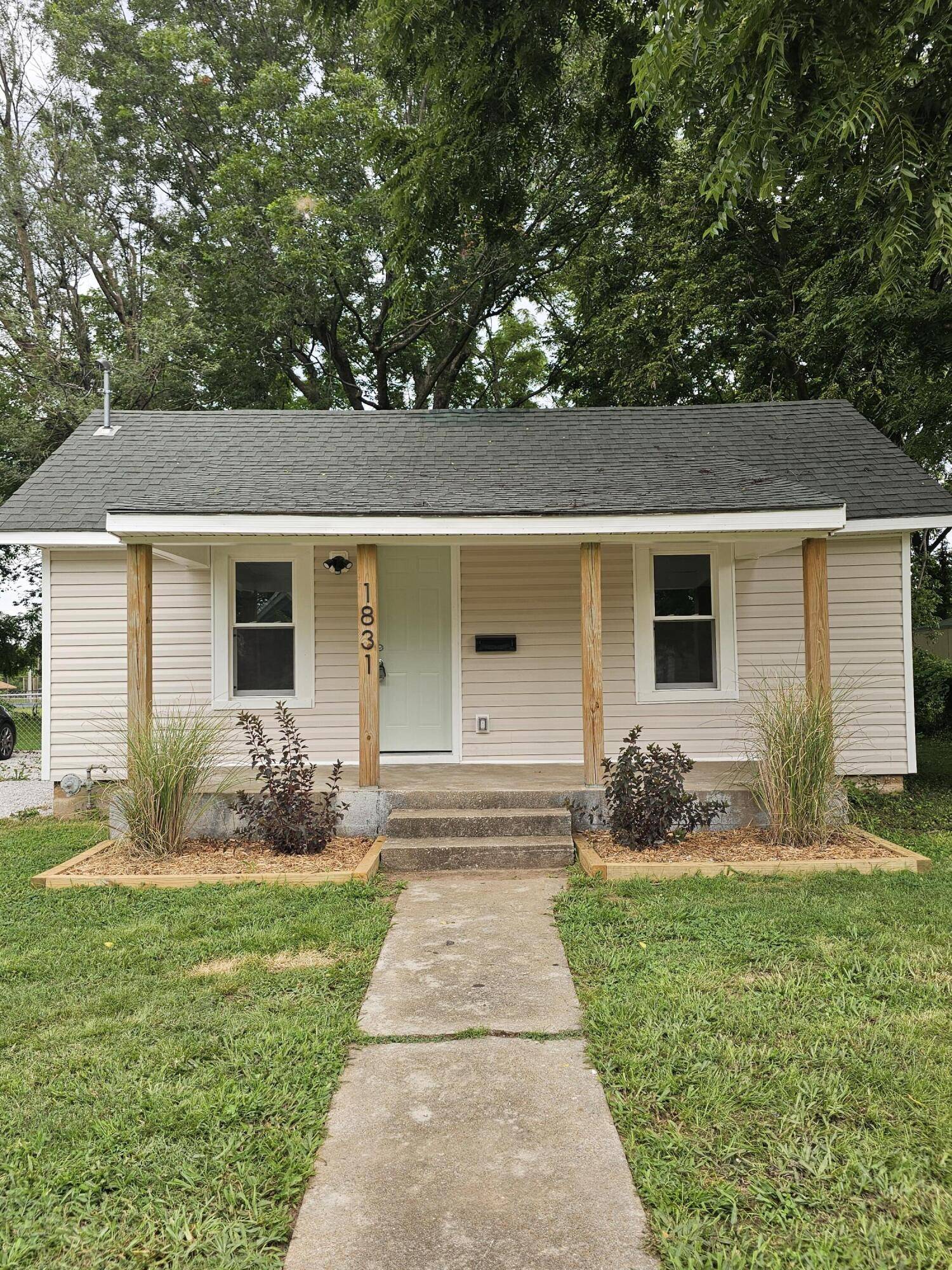 1831 W Chestnut ST, Springfield, MO 65802