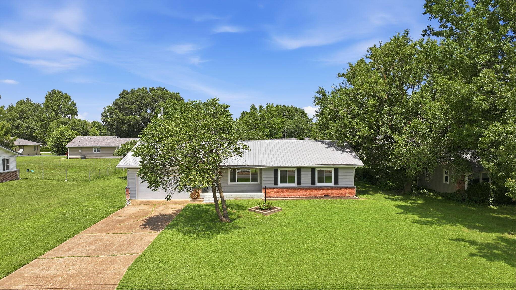 1611 W Fair Play ST, Bolivar, MO 65613