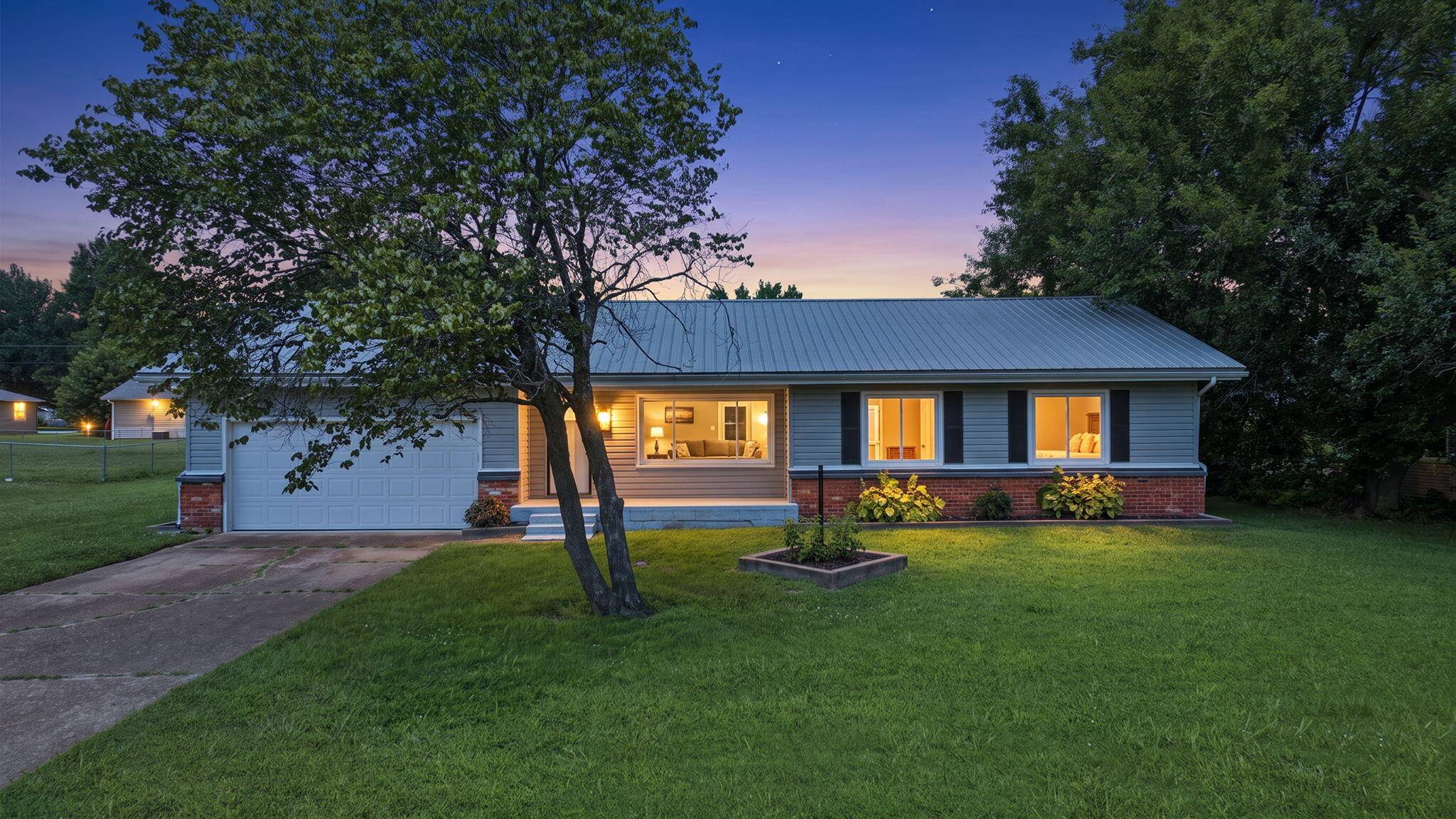 1611 W Fair Play ST, Bolivar, MO 65613