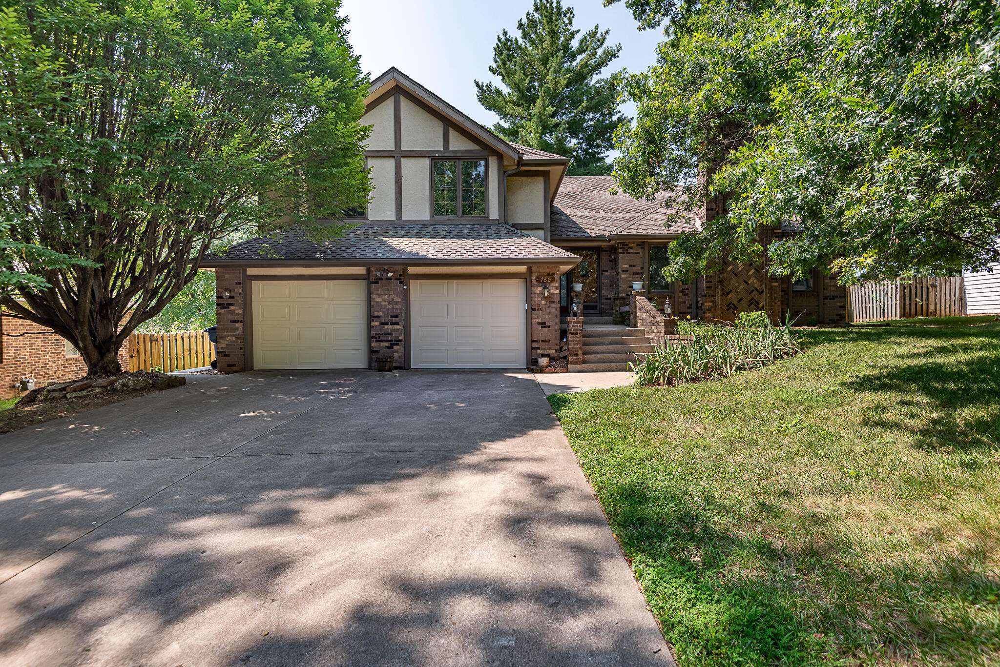 760 W Sherwood DR, Springfield, MO 65810