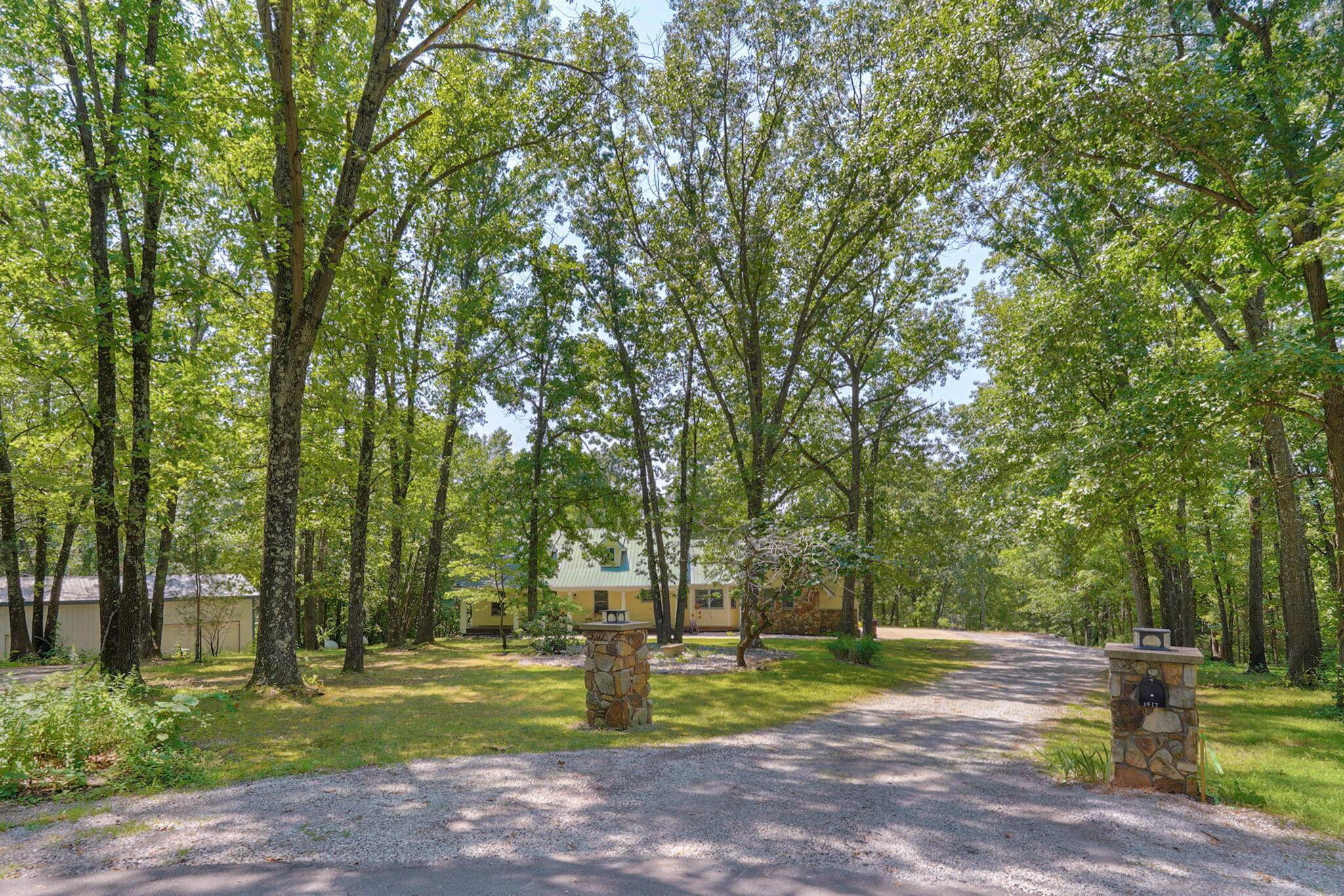 1417 S Thousand Oaks DR, Nixa, MO 65714