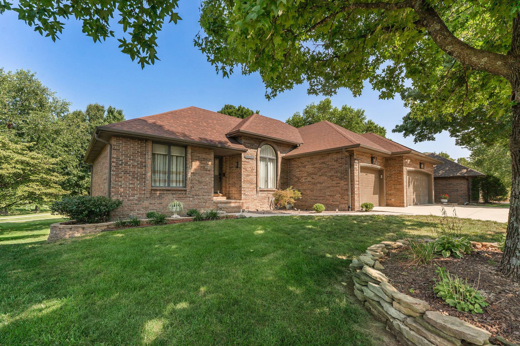 1854 S Oakmont AVE, Springfield, MO 65809