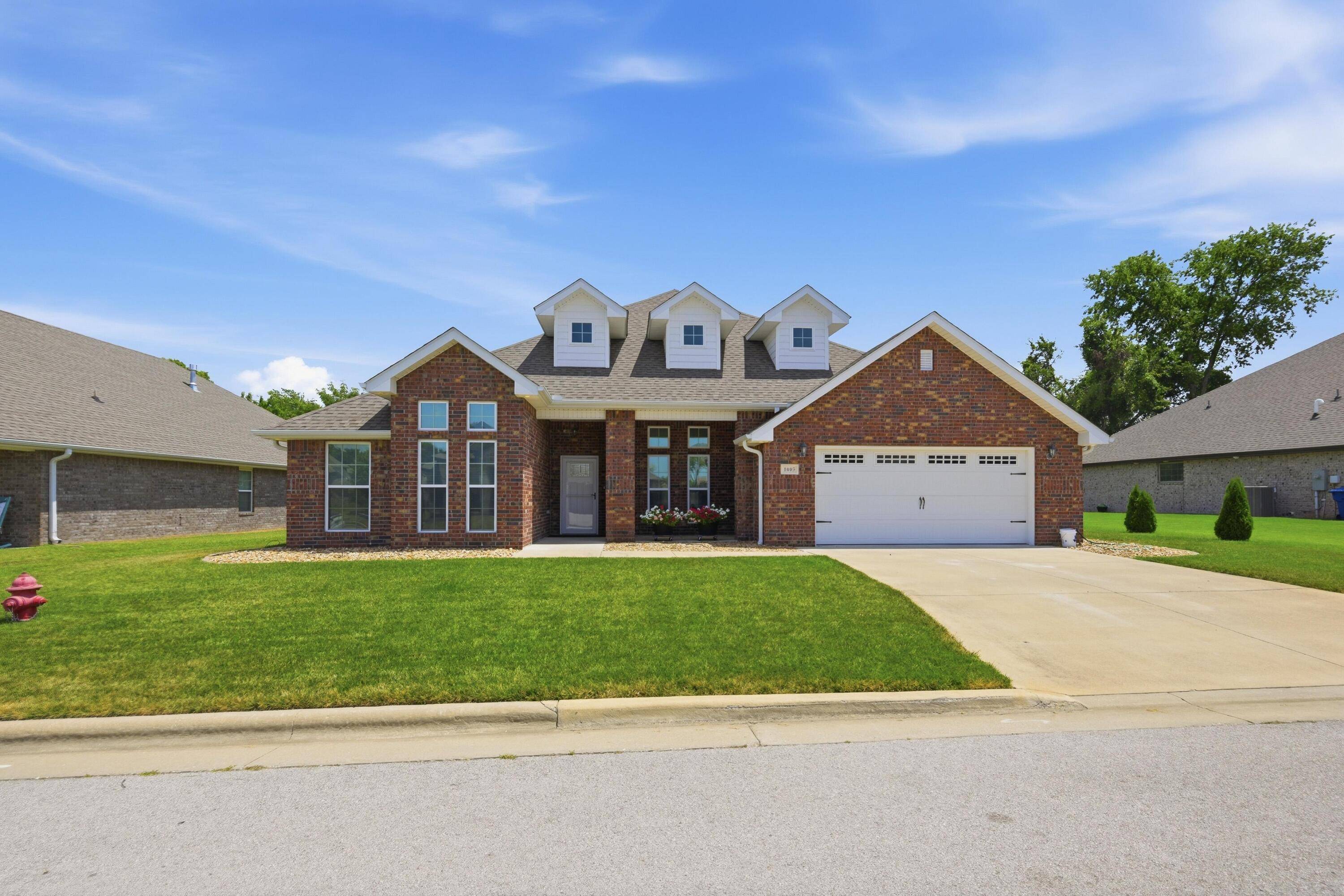 1003 Mckenzie CIR, Webb City, MO 64870