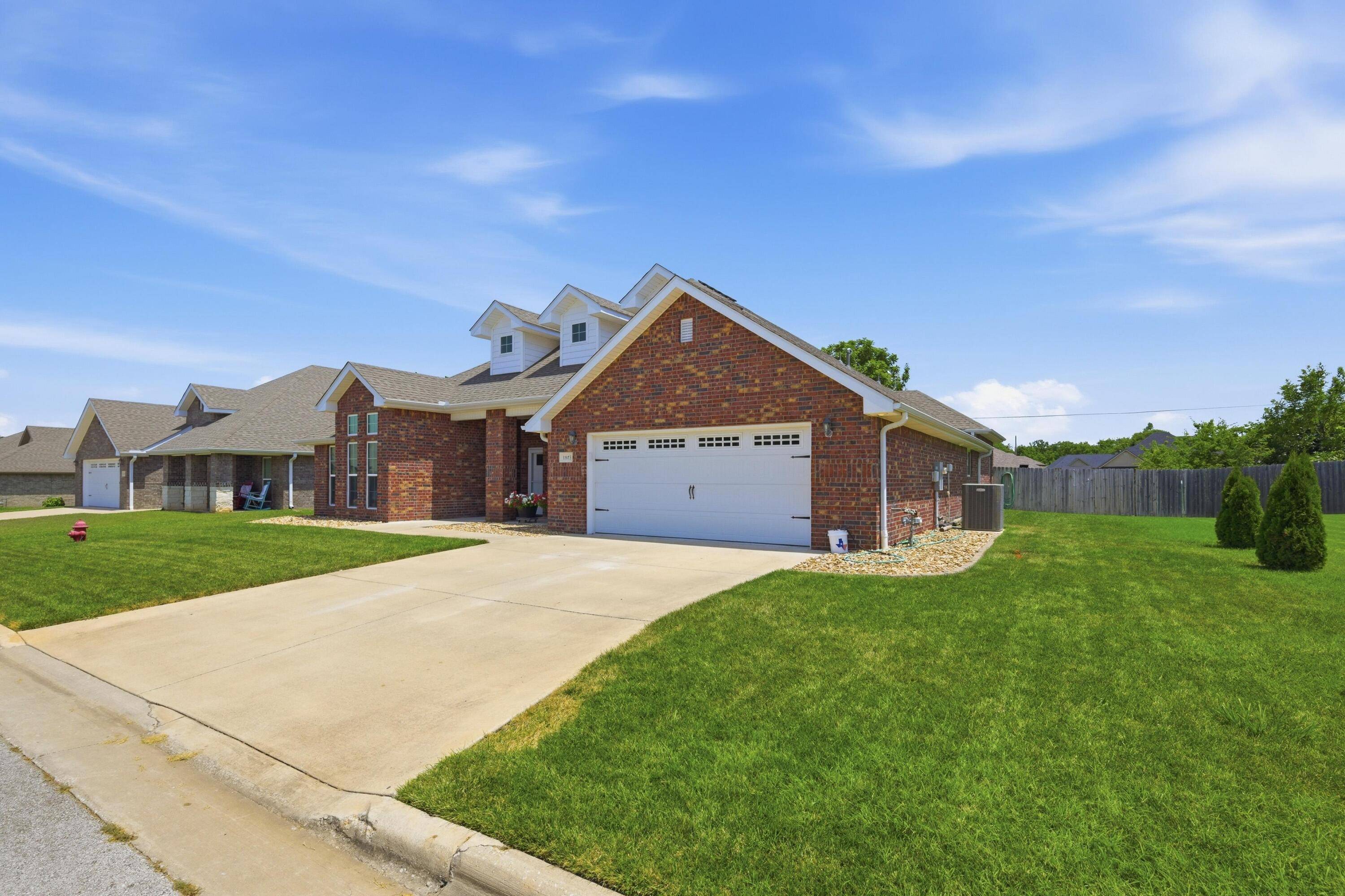 1003 Mckenzie CIR, Webb City, MO 64870