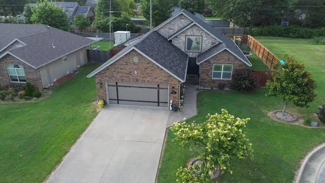 409 Brittany CT, Aurora, MO 65605