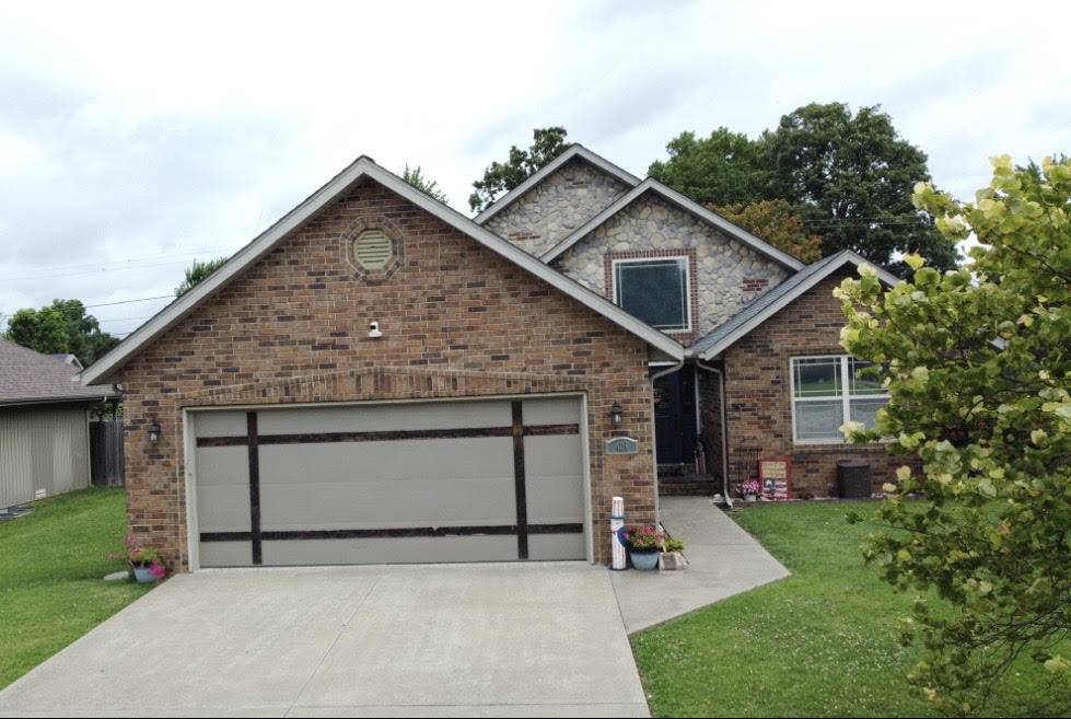 409 Brittany CT, Aurora, MO 65605