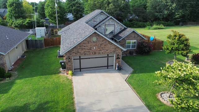 409 Brittany CT, Aurora, MO 65605
