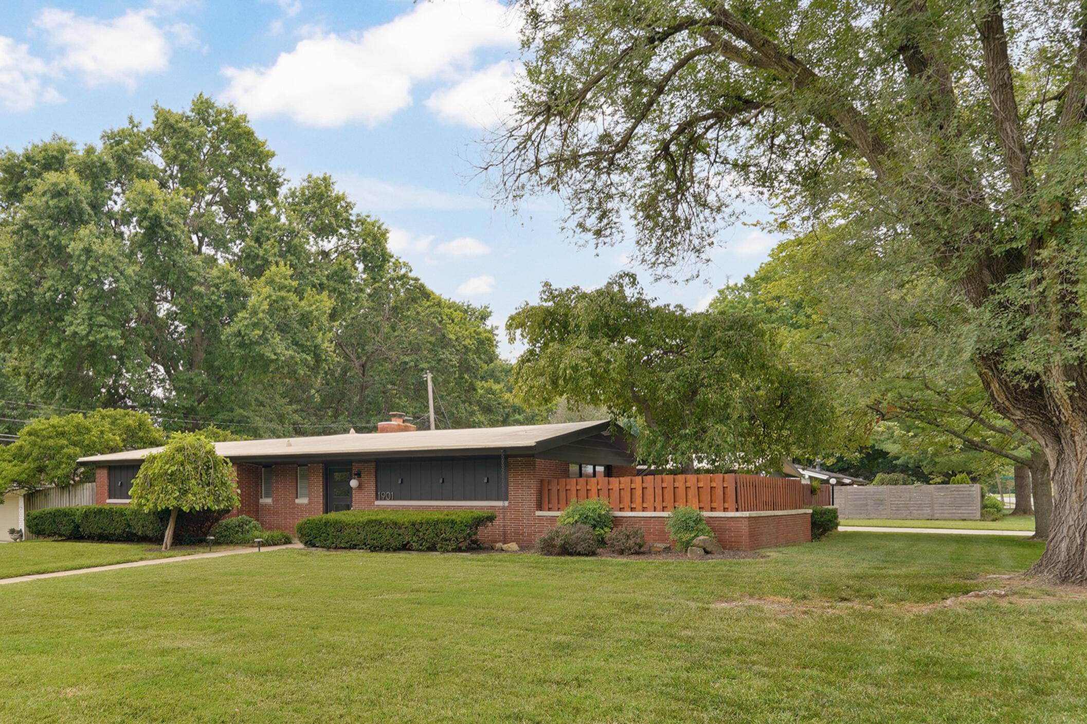 1901 S Cedarbrook AVE, Springfield, MO 65804