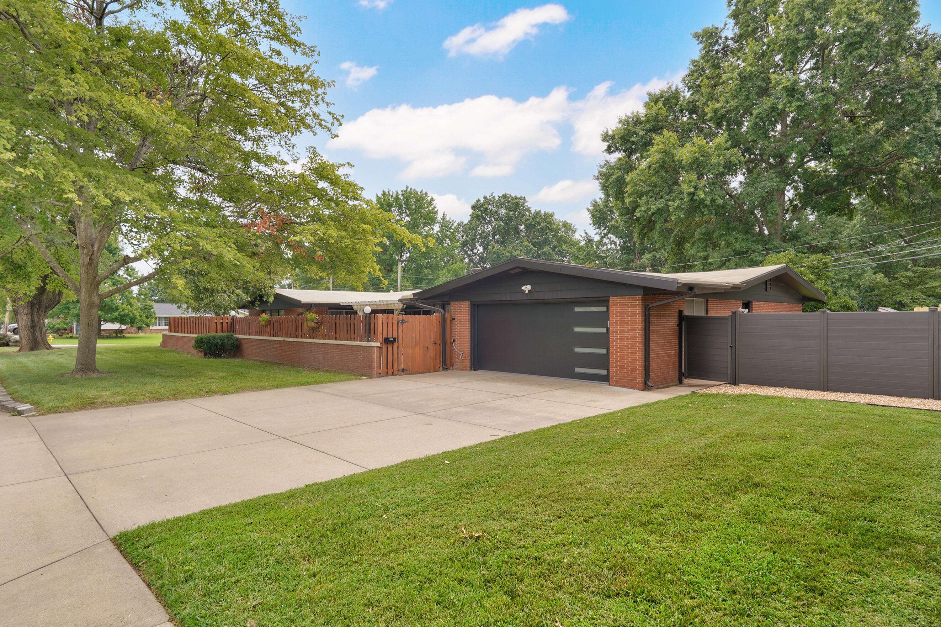 1901 S Cedarbrook AVE, Springfield, MO 65804