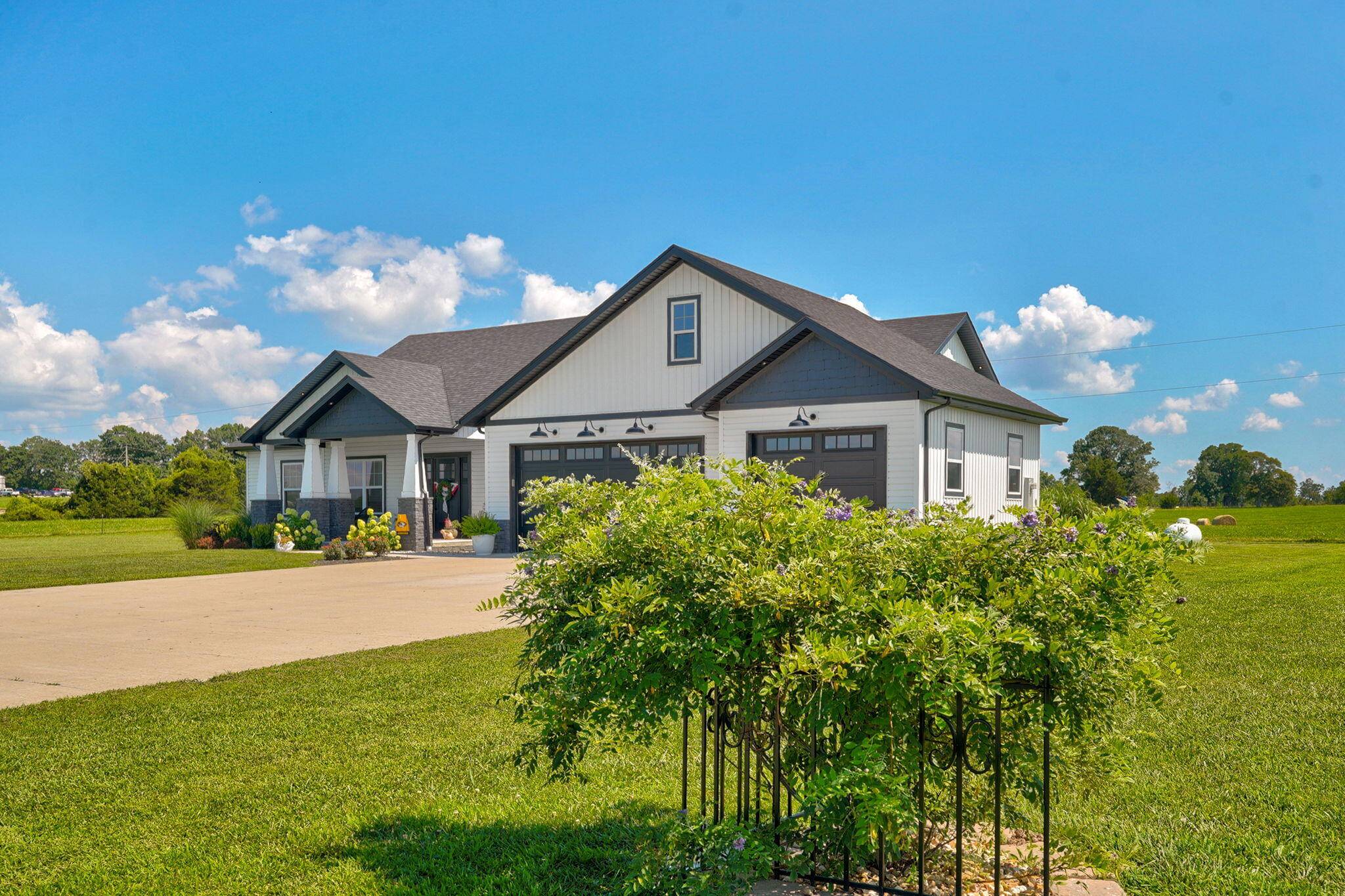 1032 Division ST, Sparta, MO 65753