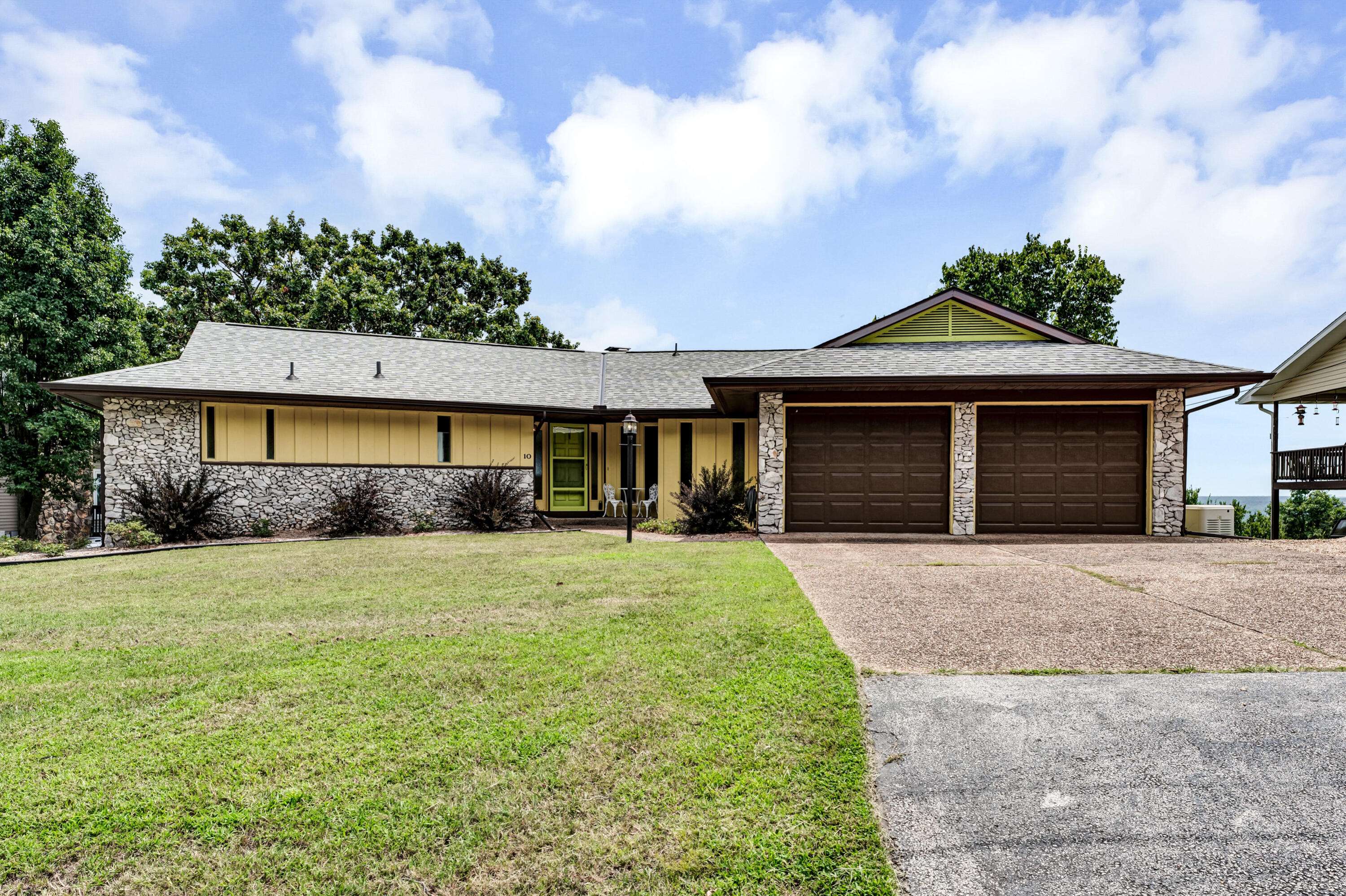 10 Hillcrest DR, Kimberling City, MO 65686