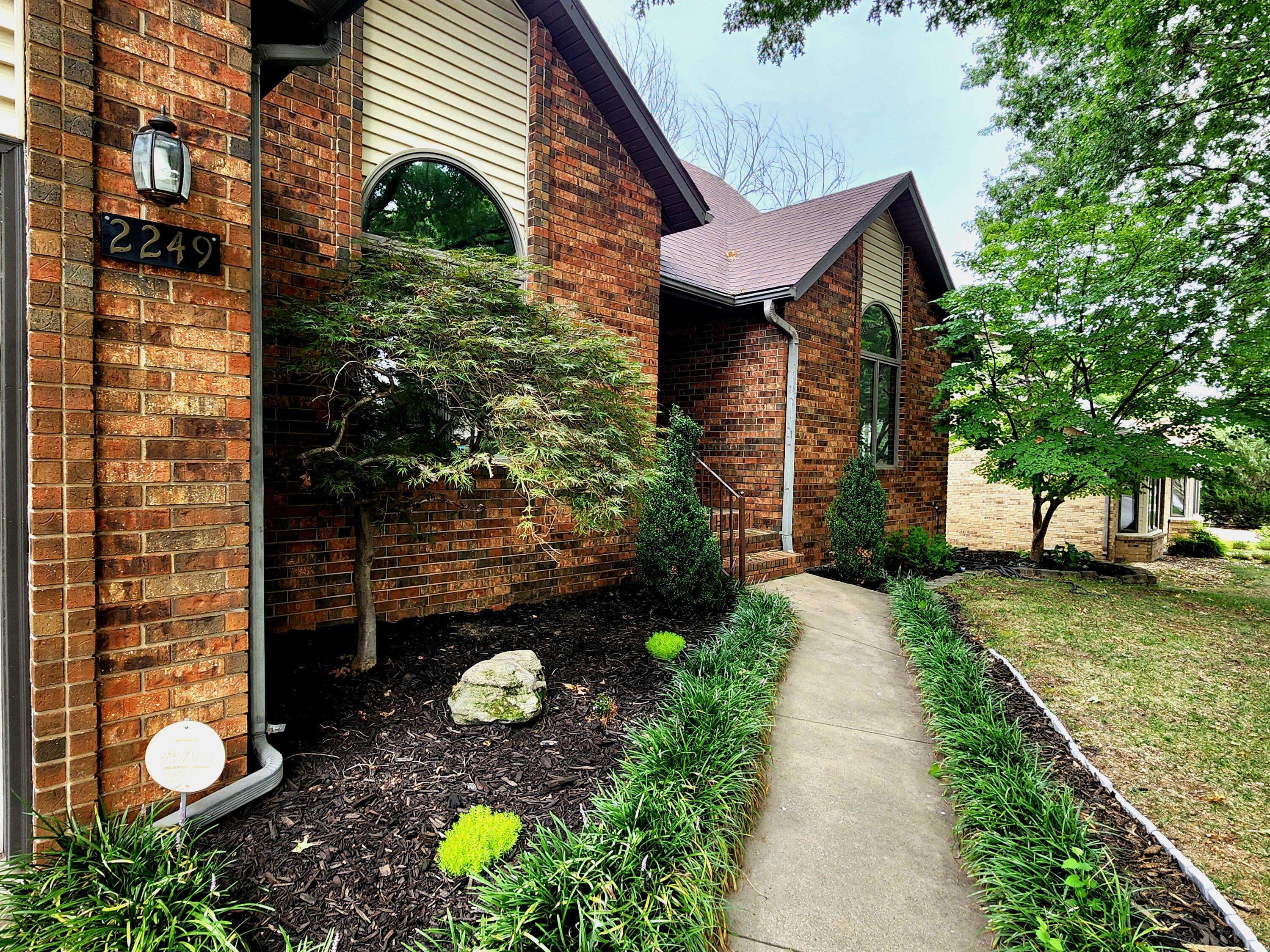 2249 E Cragmont ST, Springfield, MO 65804