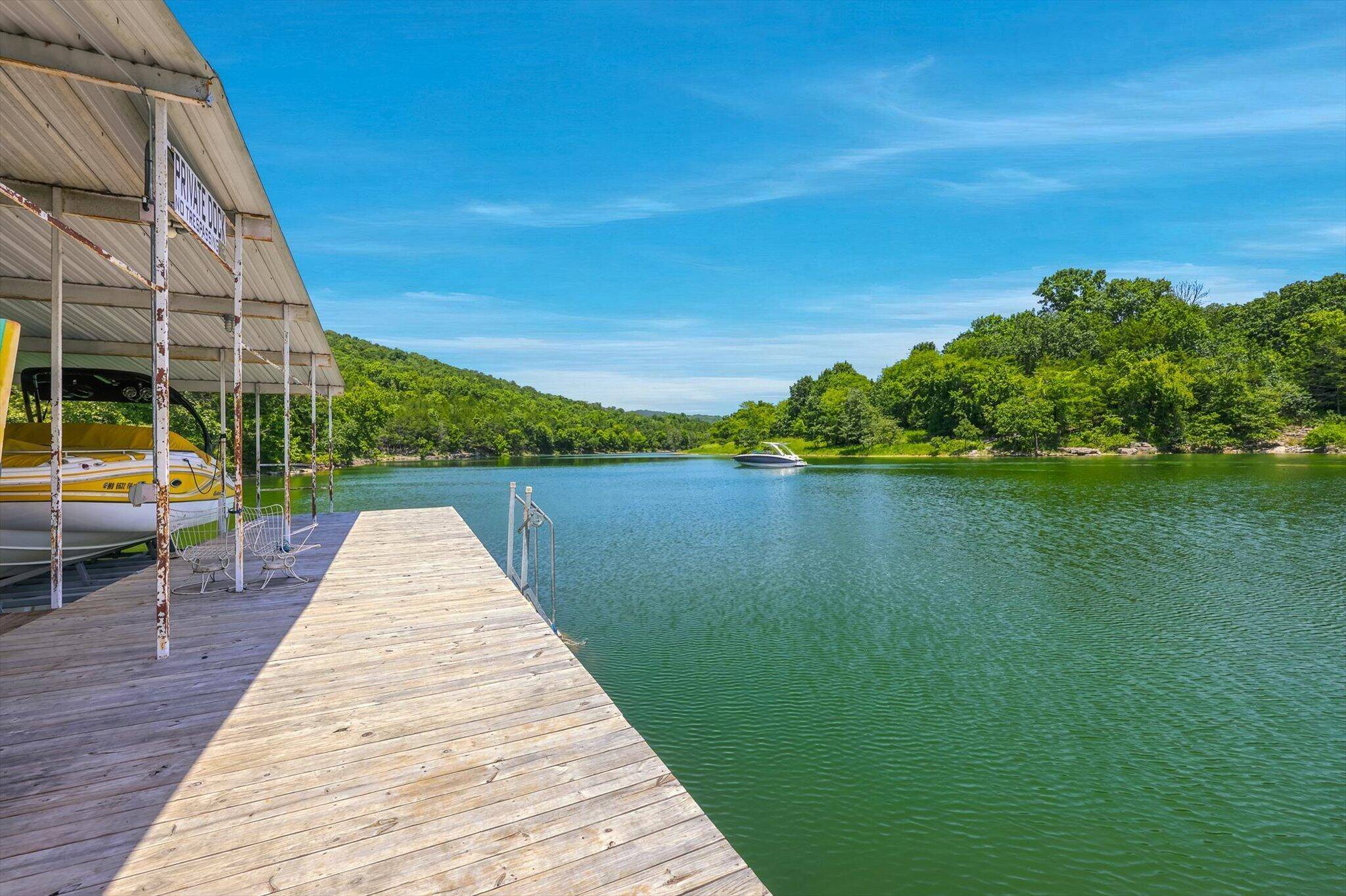 236 Onyx LN, Galena, MO 65656