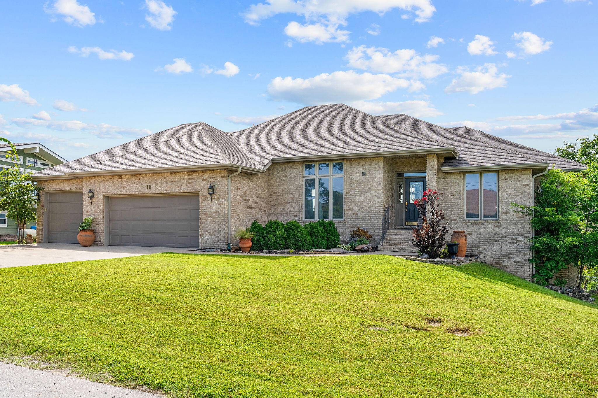 18 Skyline DR, Kimberling City, MO 65686