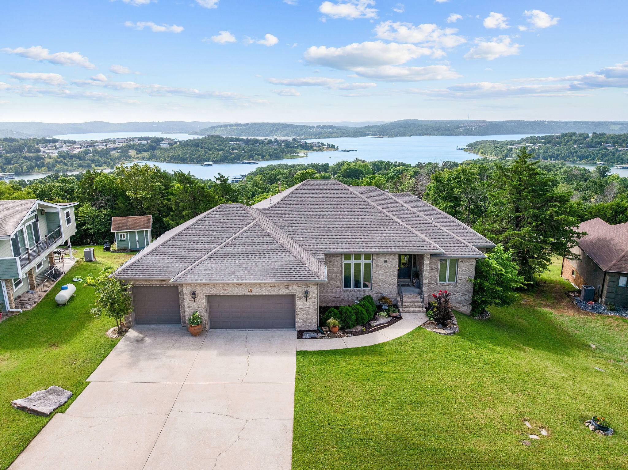 18 Skyline DR, Kimberling City, MO 65686