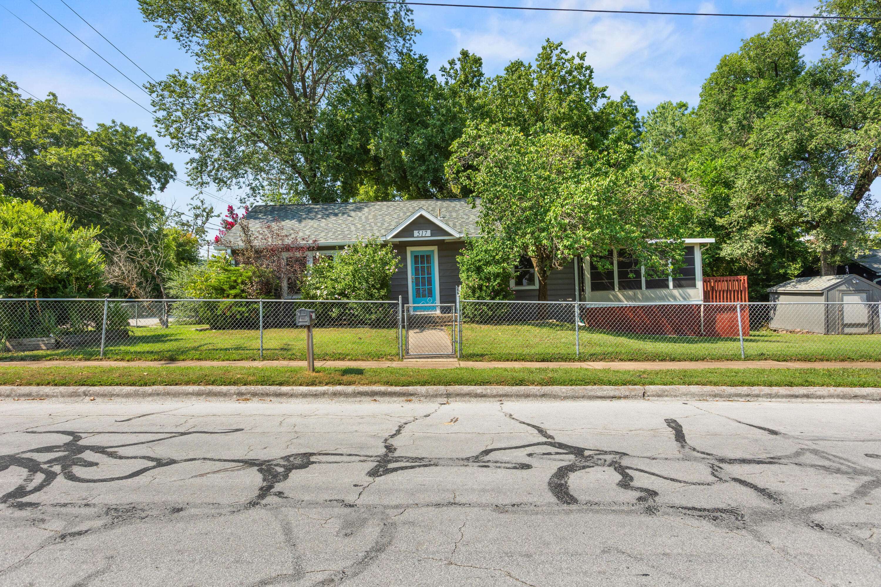 517 W College ST, Branson, MO 65616