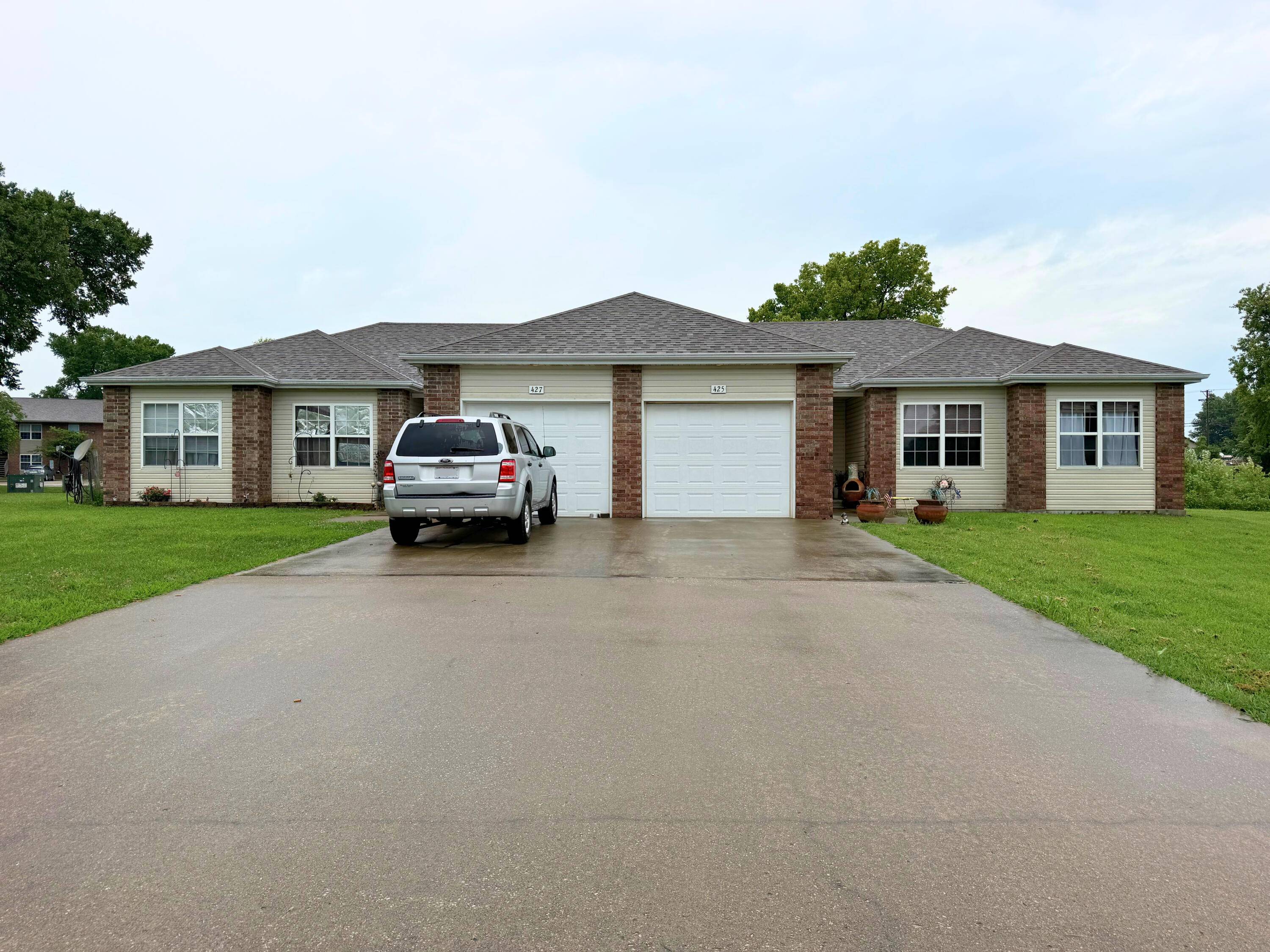 425 & 427 W Bradford ST, Bolivar, MO 65613