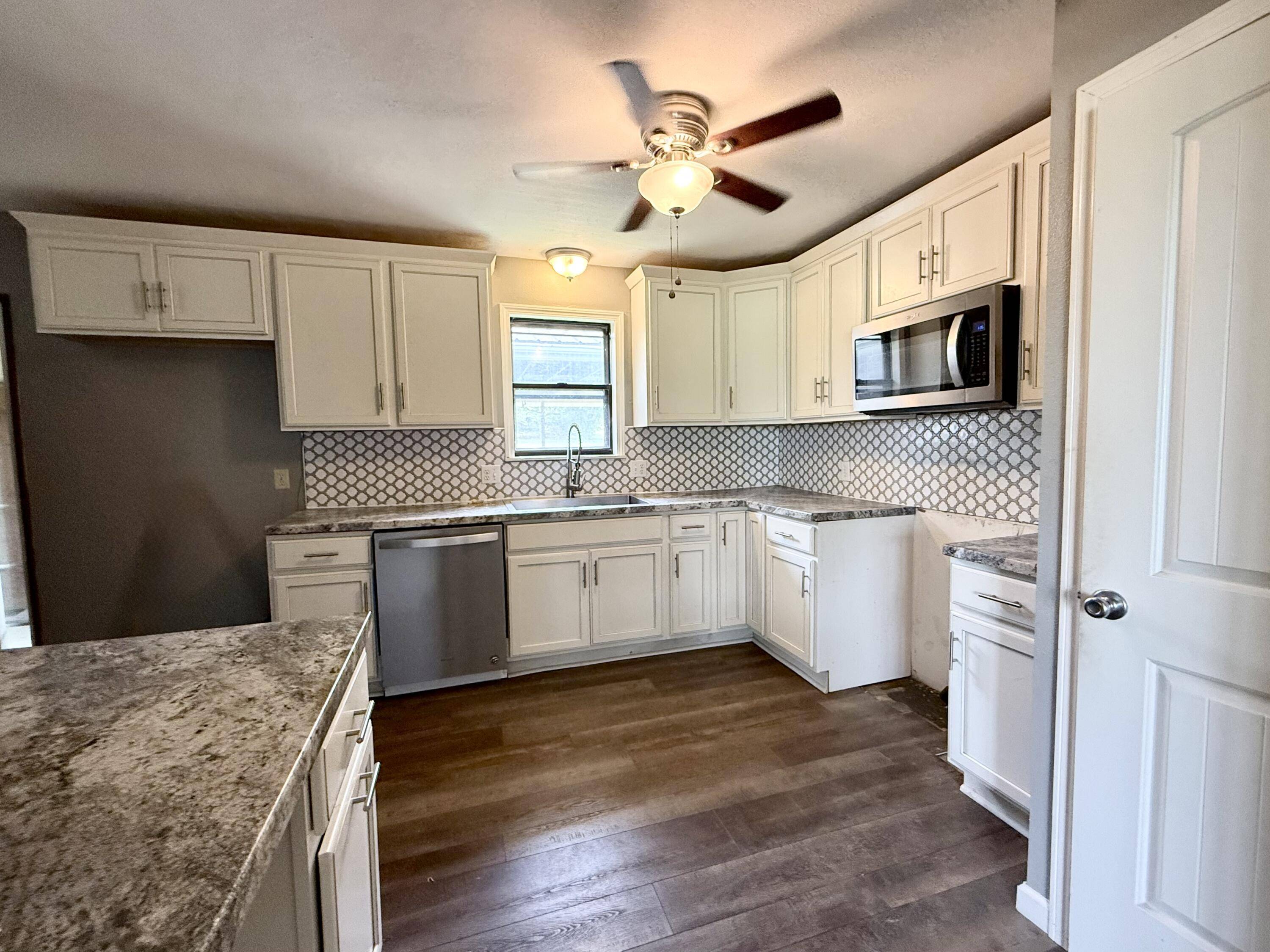 136 S Airport RD, Houston, MO 65483