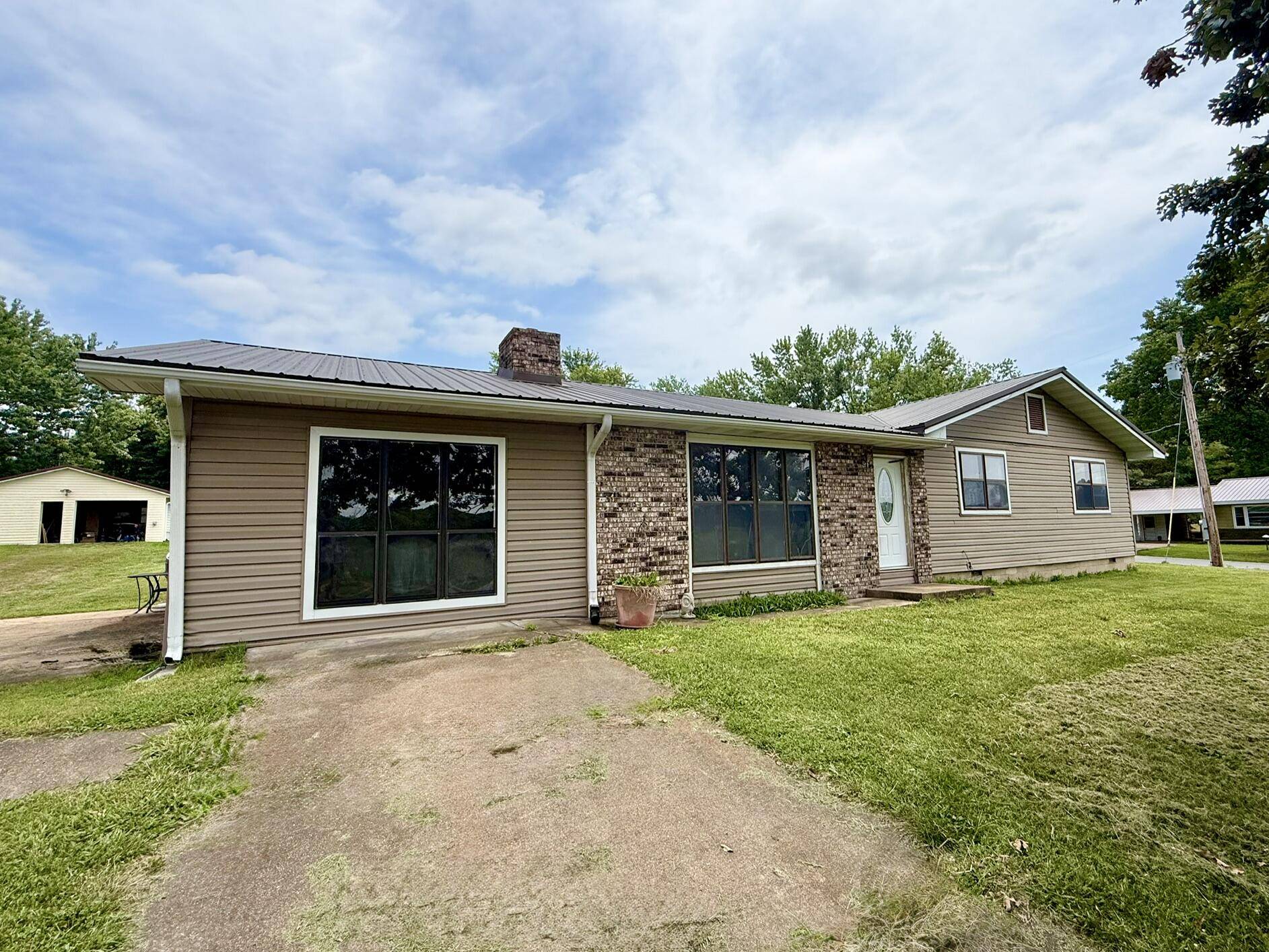 136 S Airport RD, Houston, MO 65483