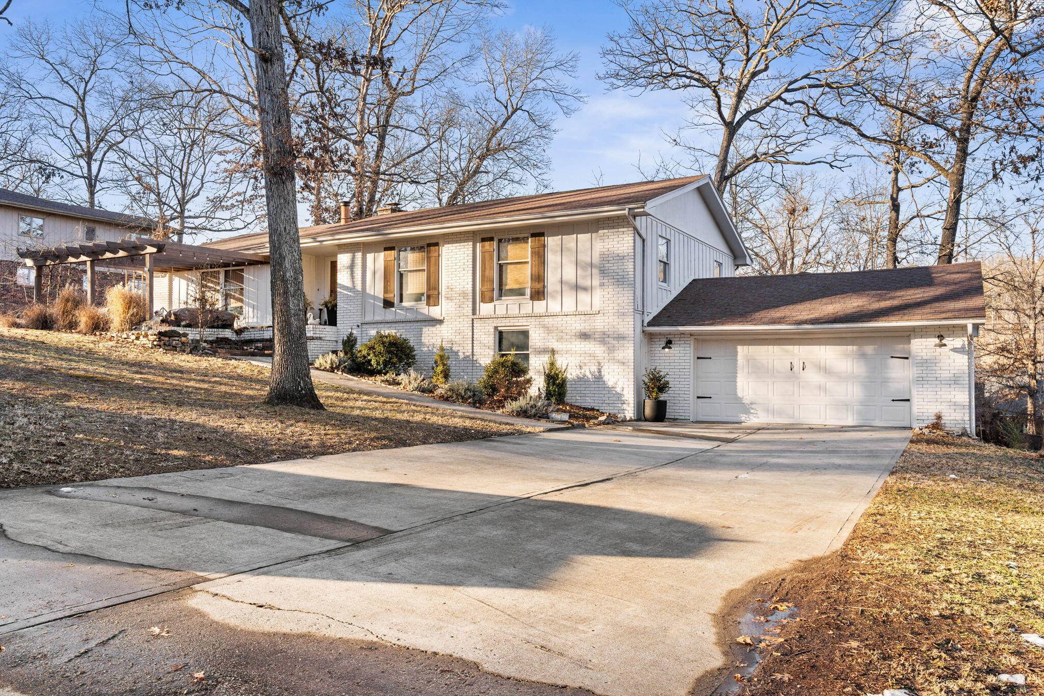 102 Oakwood DR, Branson, MO 65616