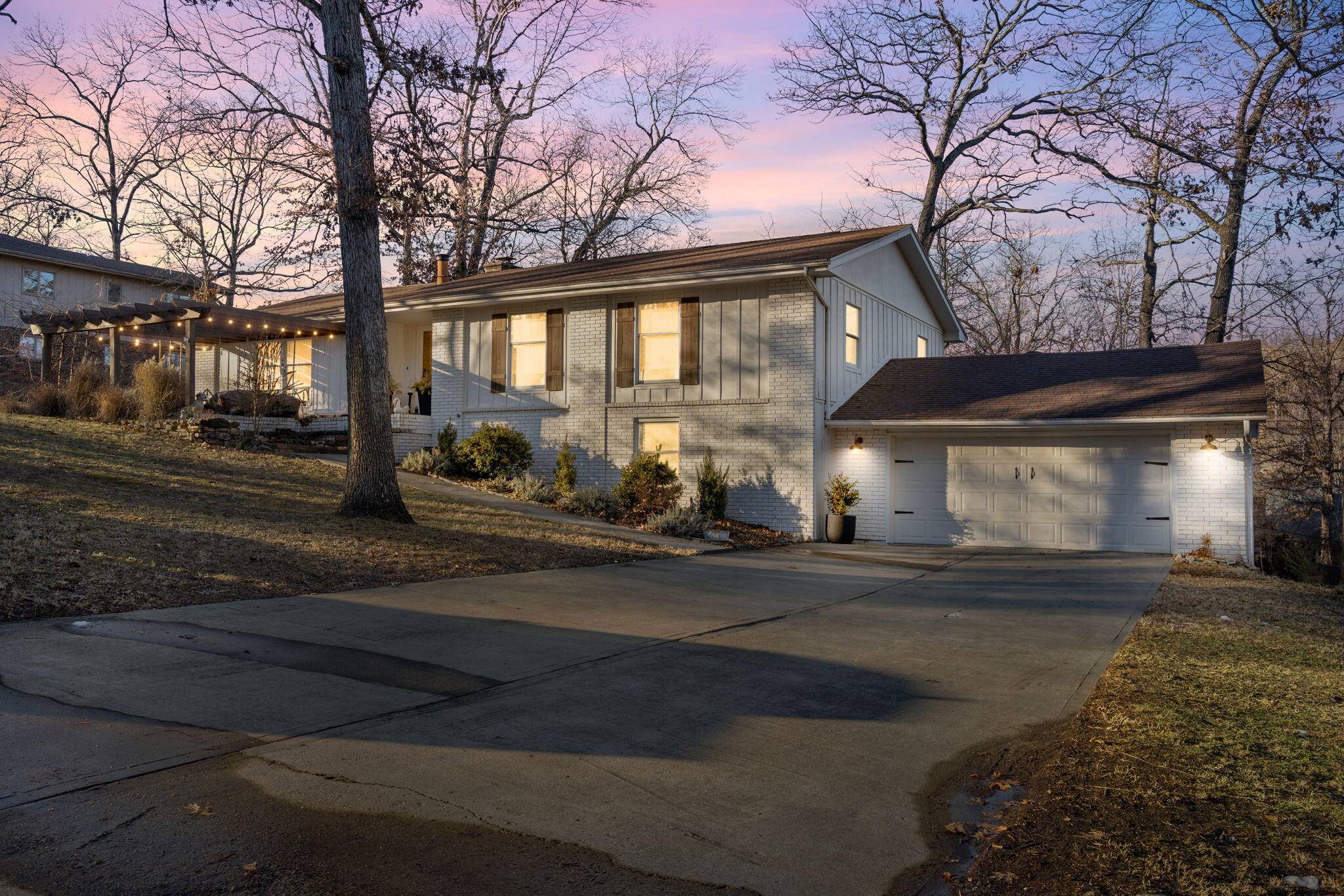 102 Oakwood DR, Branson, MO 65616