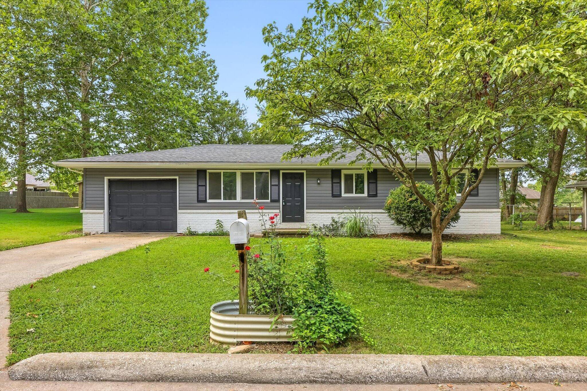1516 E Rosewood ST, Republic, MO 65738